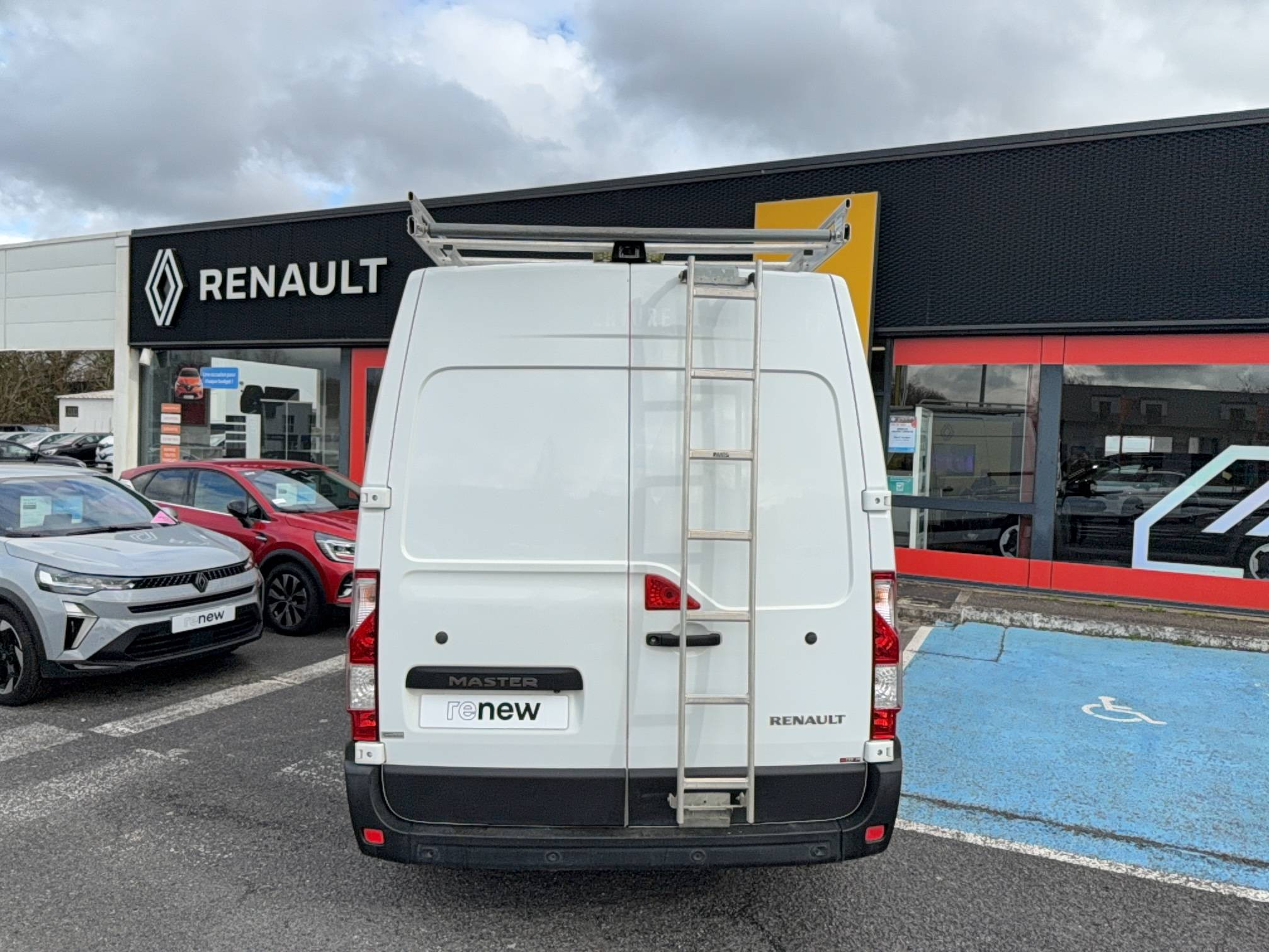 Vente en ligne Renault Master Fourgon MASTER FGN TRAC F3300 L2H2 DCI 135 au prix de 15 990 €