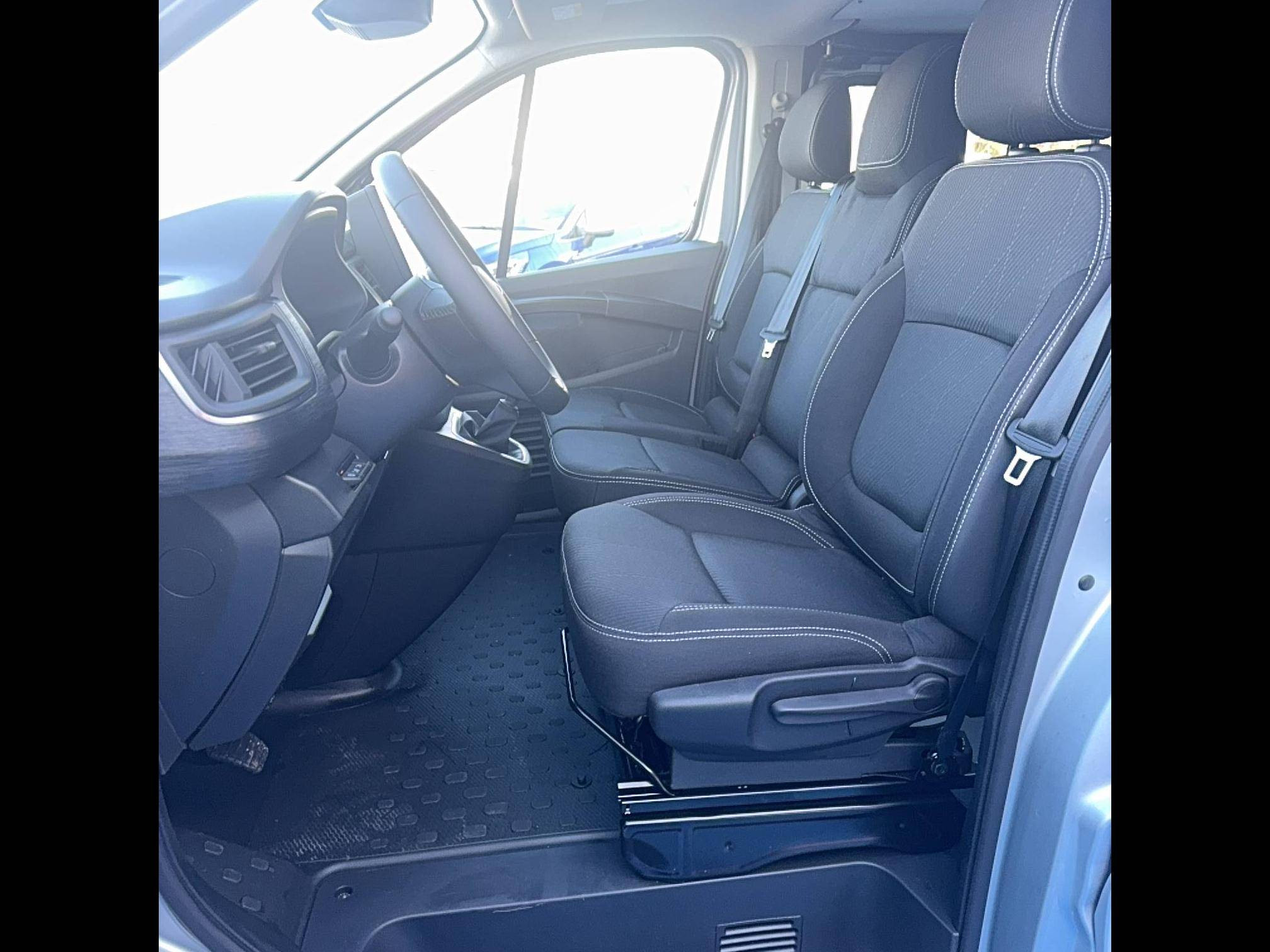 Vente en ligne Renault Trafic Cabine Approfondie TRAFIC CA BLUE DCI 150 L2H1 3T au prix de 45 000 €