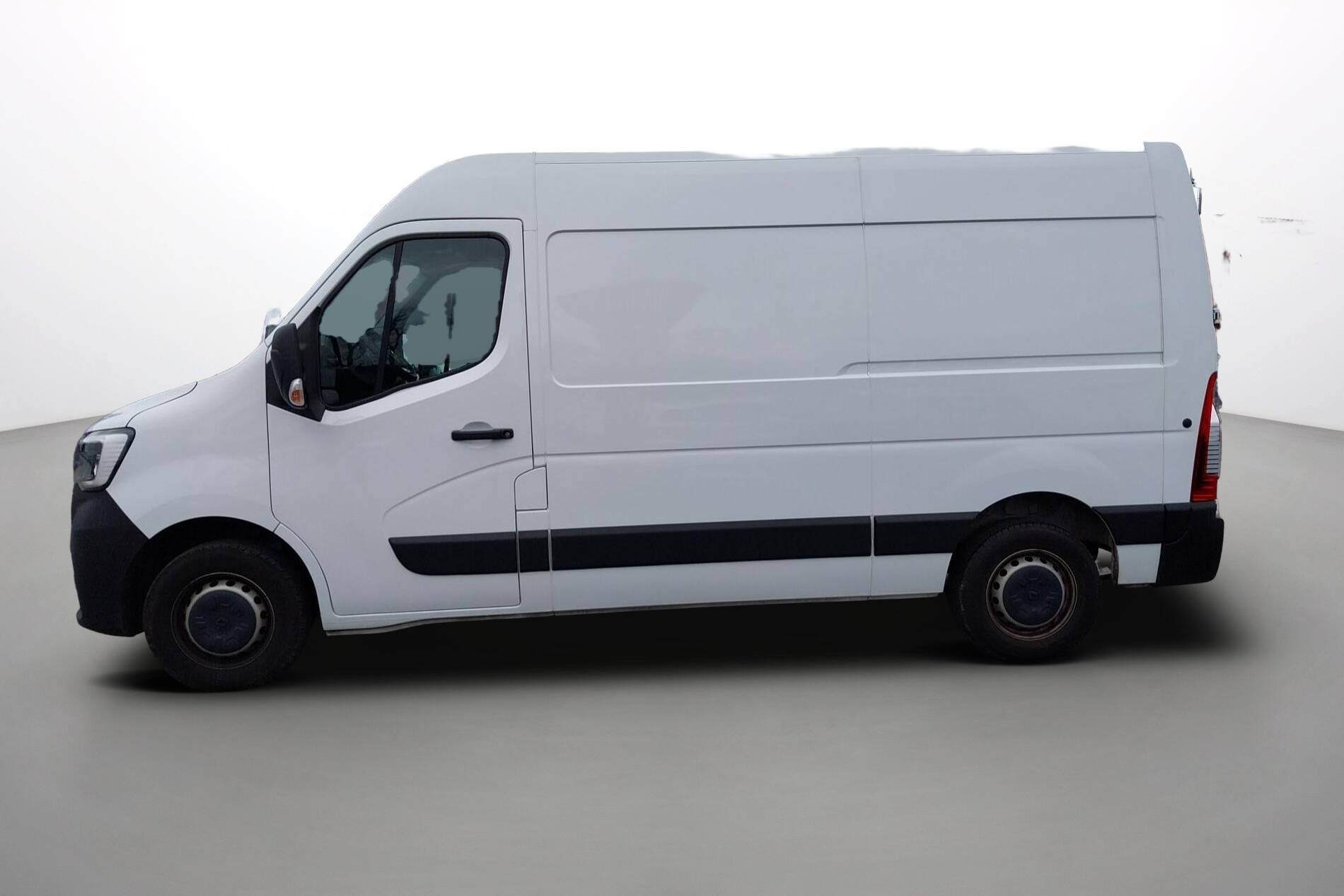 Vente en ligne Renault Master Fourgon MASTER FGN TRAC F3500 L2H2 BLUE DCI 135 au prix de 25 790 €