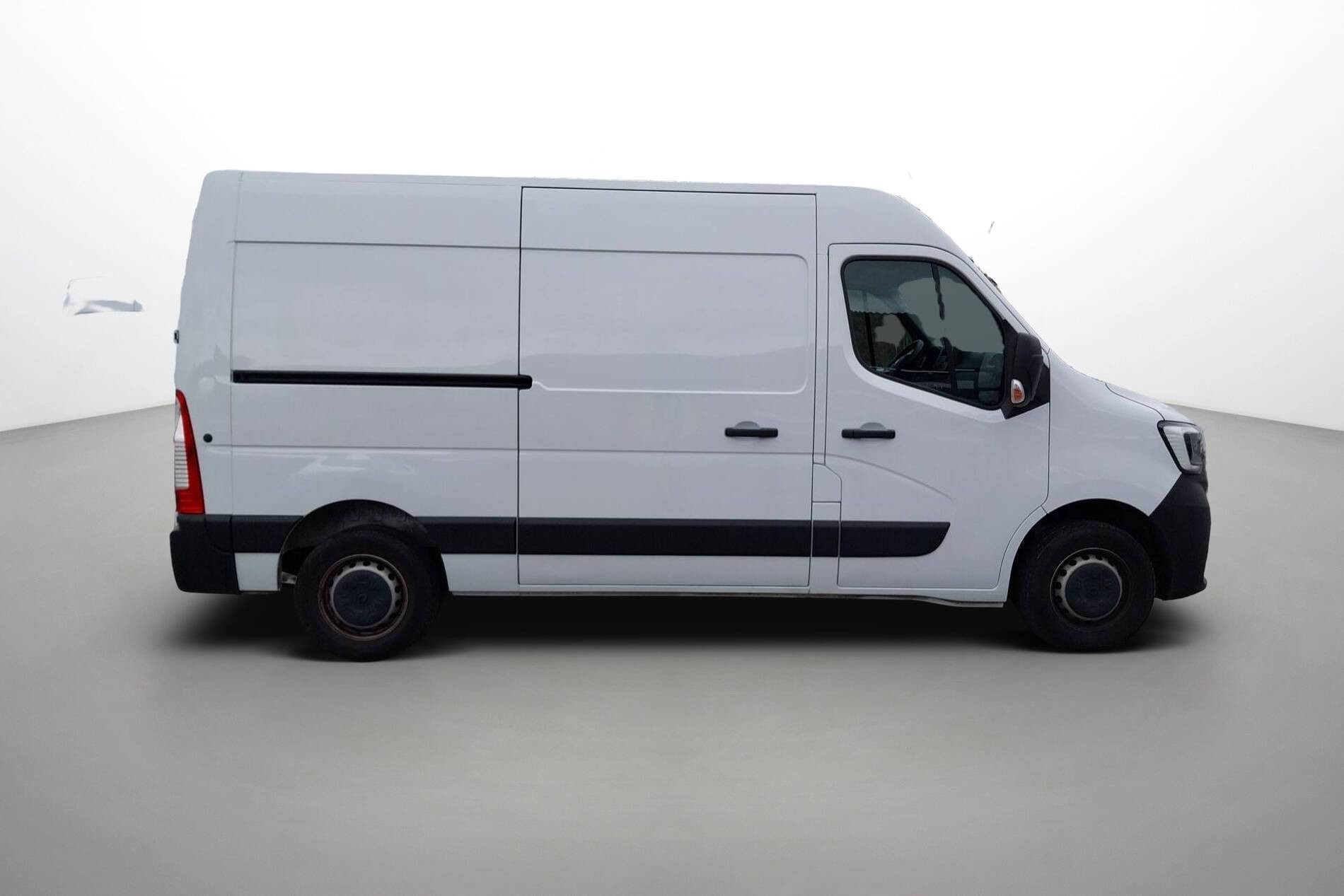 Vente en ligne Renault Master Fourgon MASTER FGN TRAC F3500 L2H2 BLUE DCI 135 au prix de 25 790 €