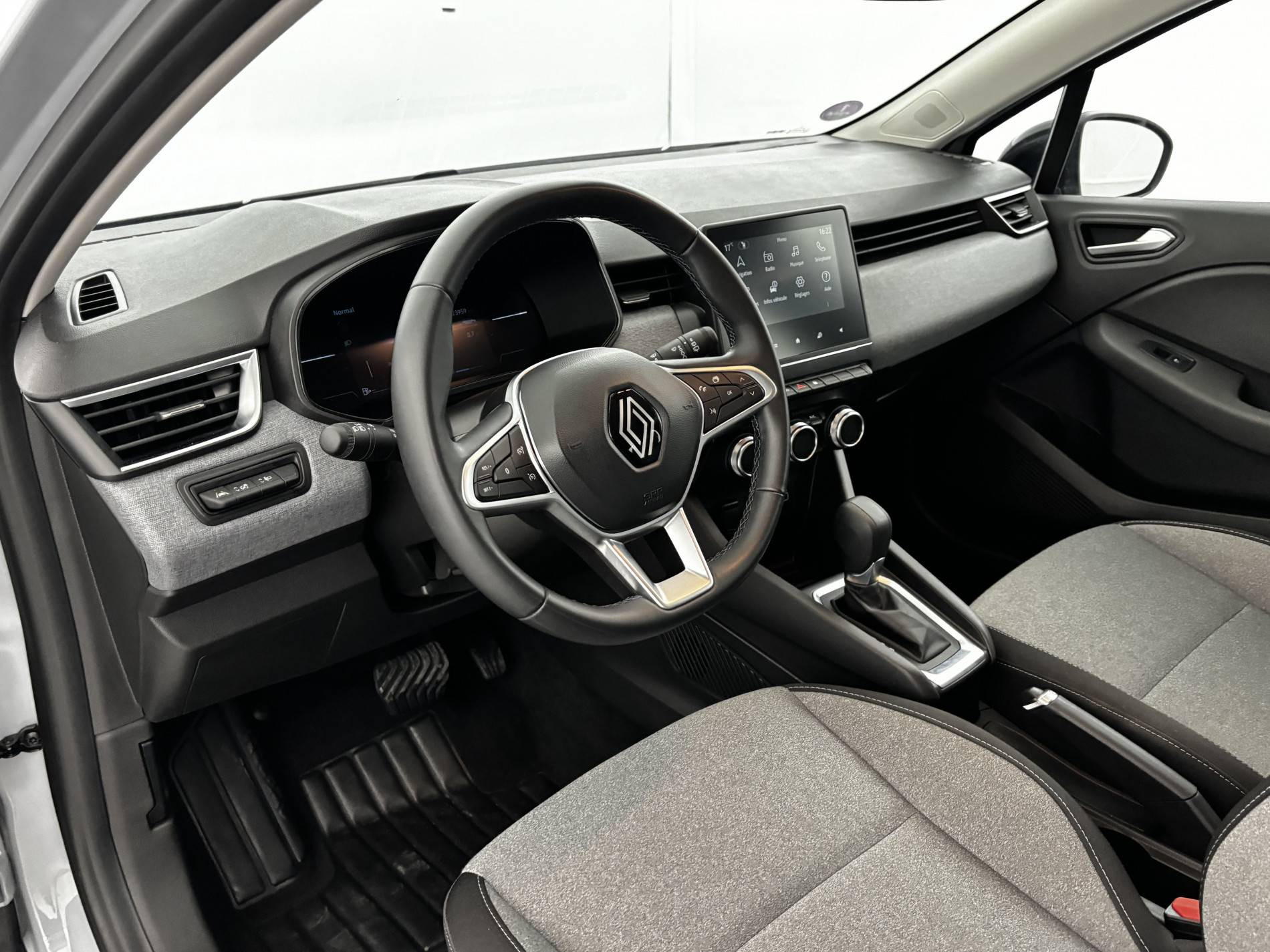 Vente en ligne Renault Clio 5 Clio E-Tech full hybrid 145 au prix de 19 970 €