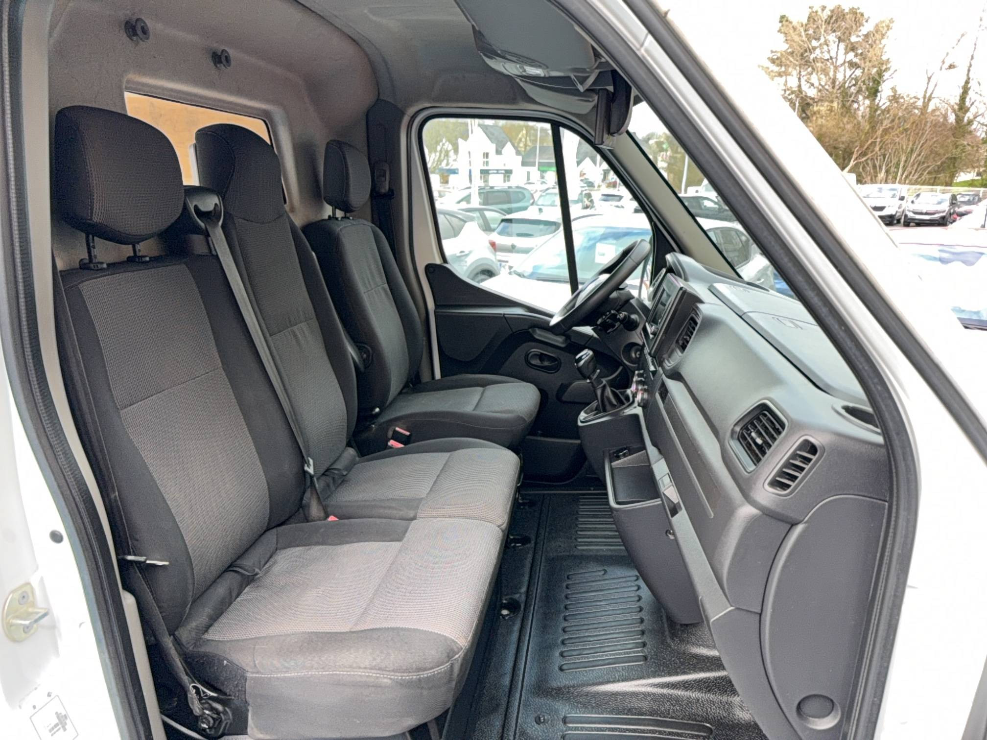 Vente en ligne Renault Master Fourgon MASTER FGN TRAC F3300 L2H2 DCI 135 au prix de 15 990 €