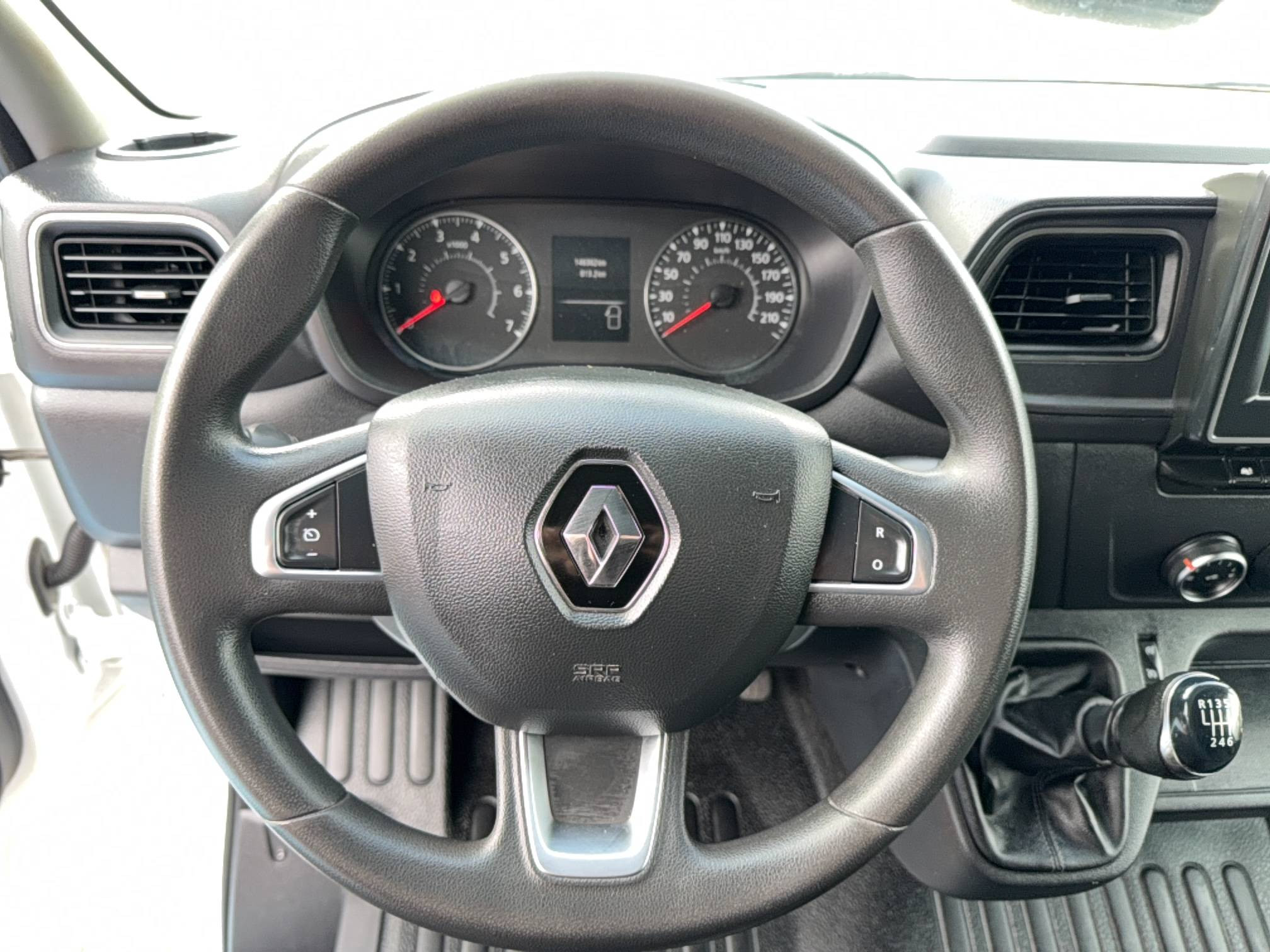 Vente en ligne Renault Master Fourgon MASTER FGN TRAC F3300 L2H2 DCI 135 au prix de 15 990 €