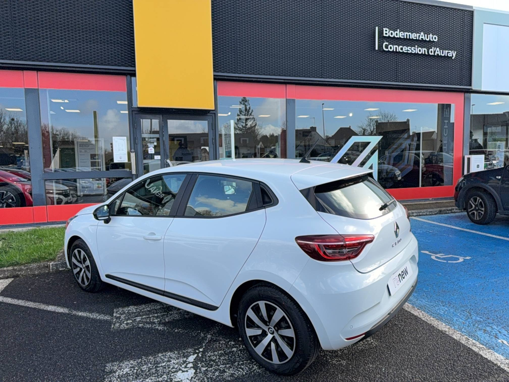 Vente en ligne Renault Clio 5 Clio E-Tech full hybrid 145 au prix de 18 870 €