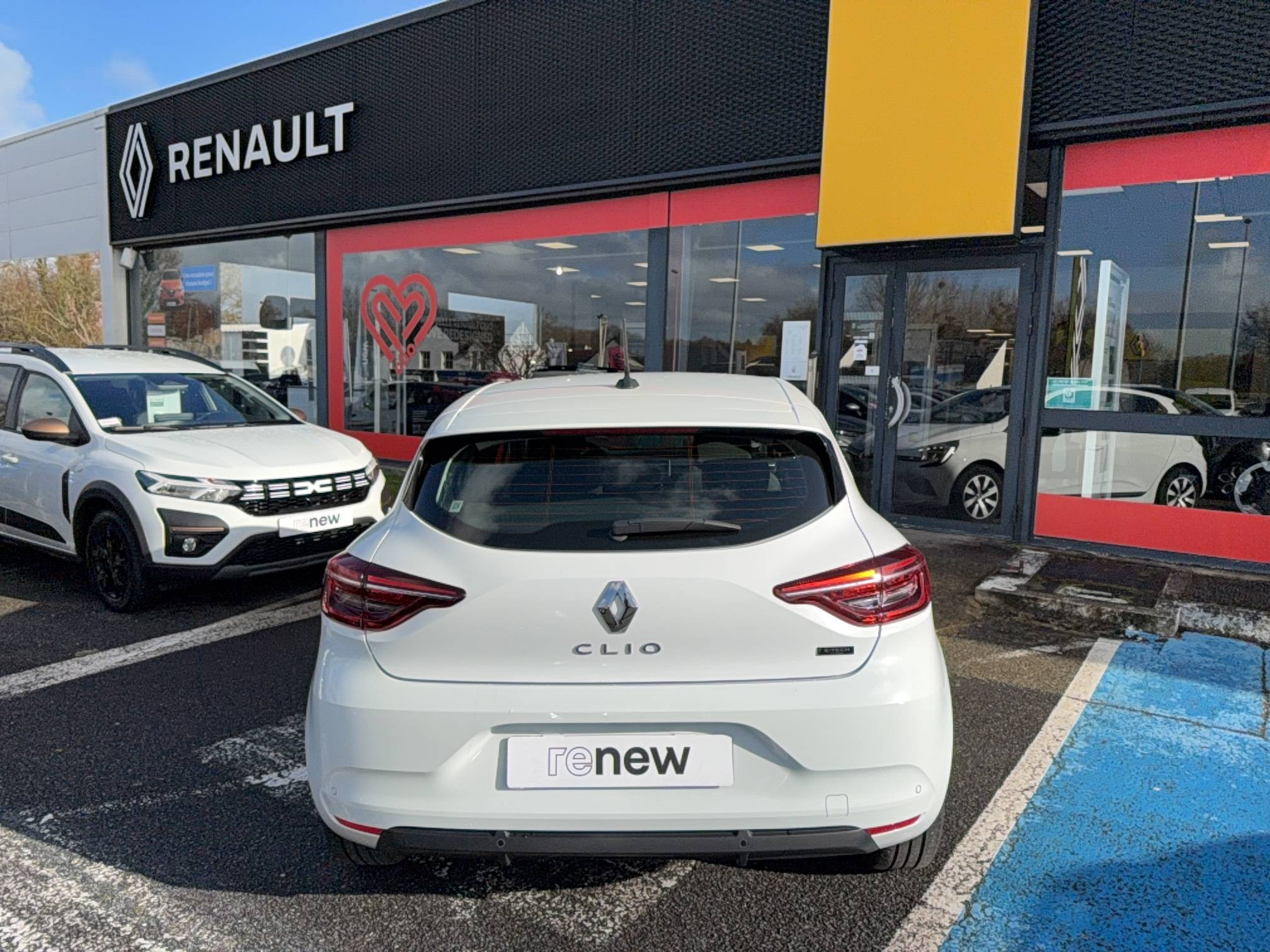 Vente en ligne Renault Clio 5 Clio E-Tech full hybrid 145 au prix de 18 870 €