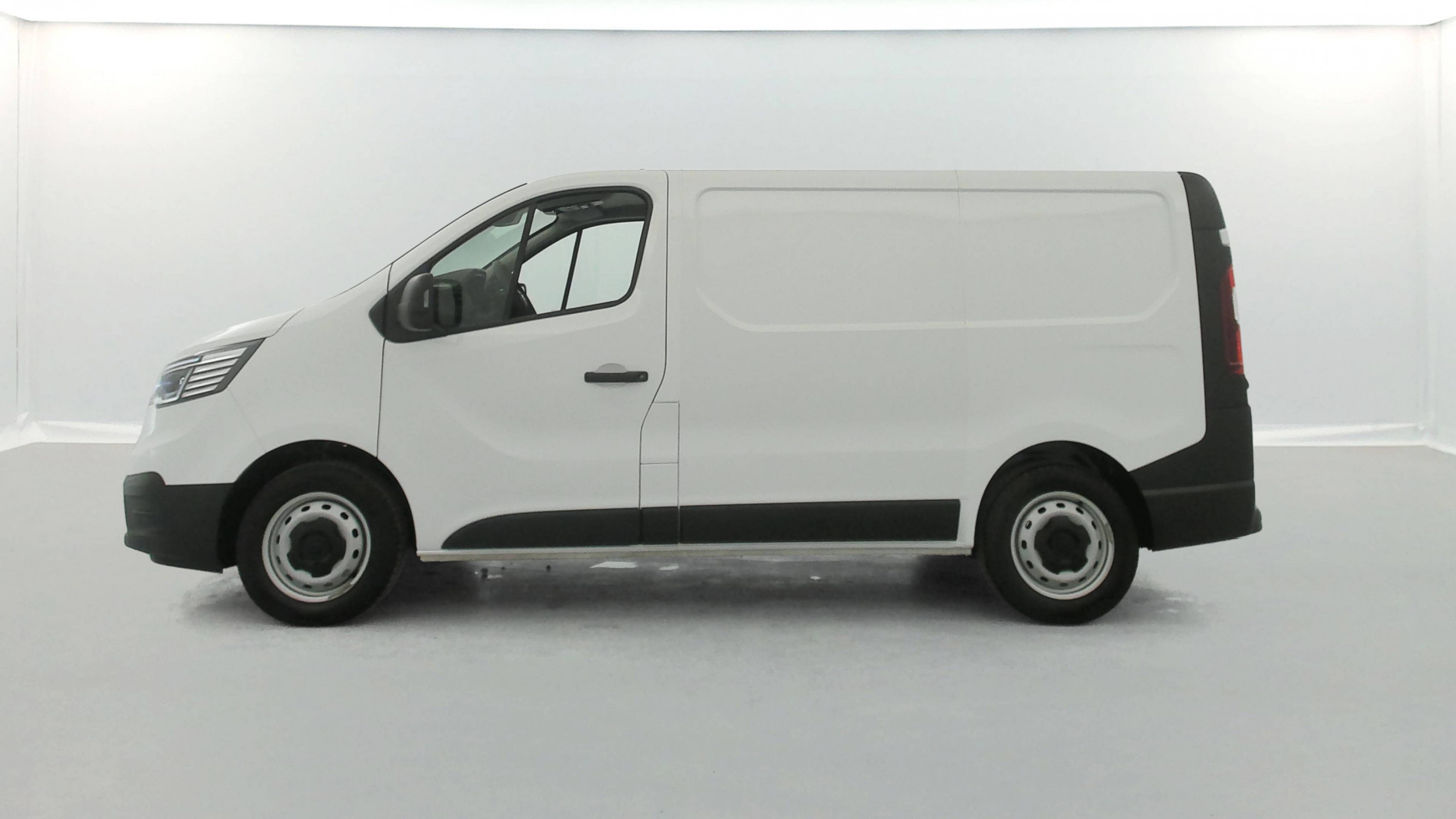 Vente en ligne Renault Trafic 3 Fourgon TRAFIC FGN L1H1 3000 KG BLUE DCI 130 au prix de 24 770 €