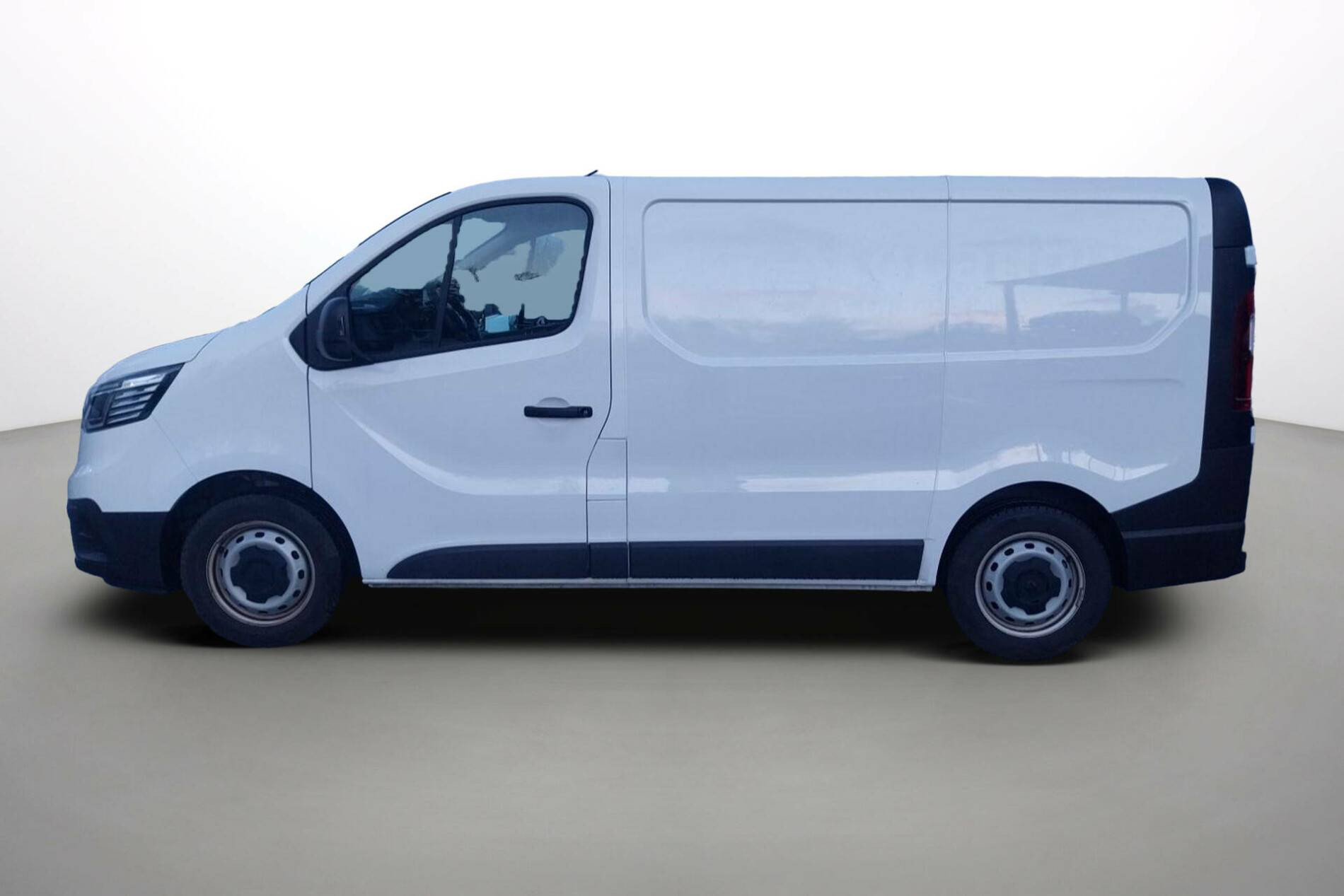 Vente en ligne Renault Trafic 3 Fourgon TRAFIC FGN L1H1 3000 KG BLUE DCI 130 au prix de 24 770 €
