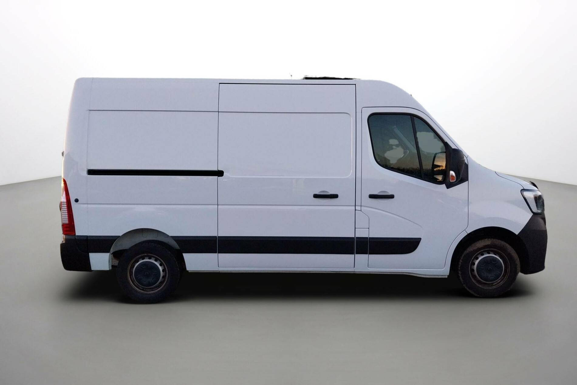 Vente en ligne Renault Master Fourgon MASTER FGN TRAC F3500 L2H2 BLUE DCI 150 au prix de 27 870 €