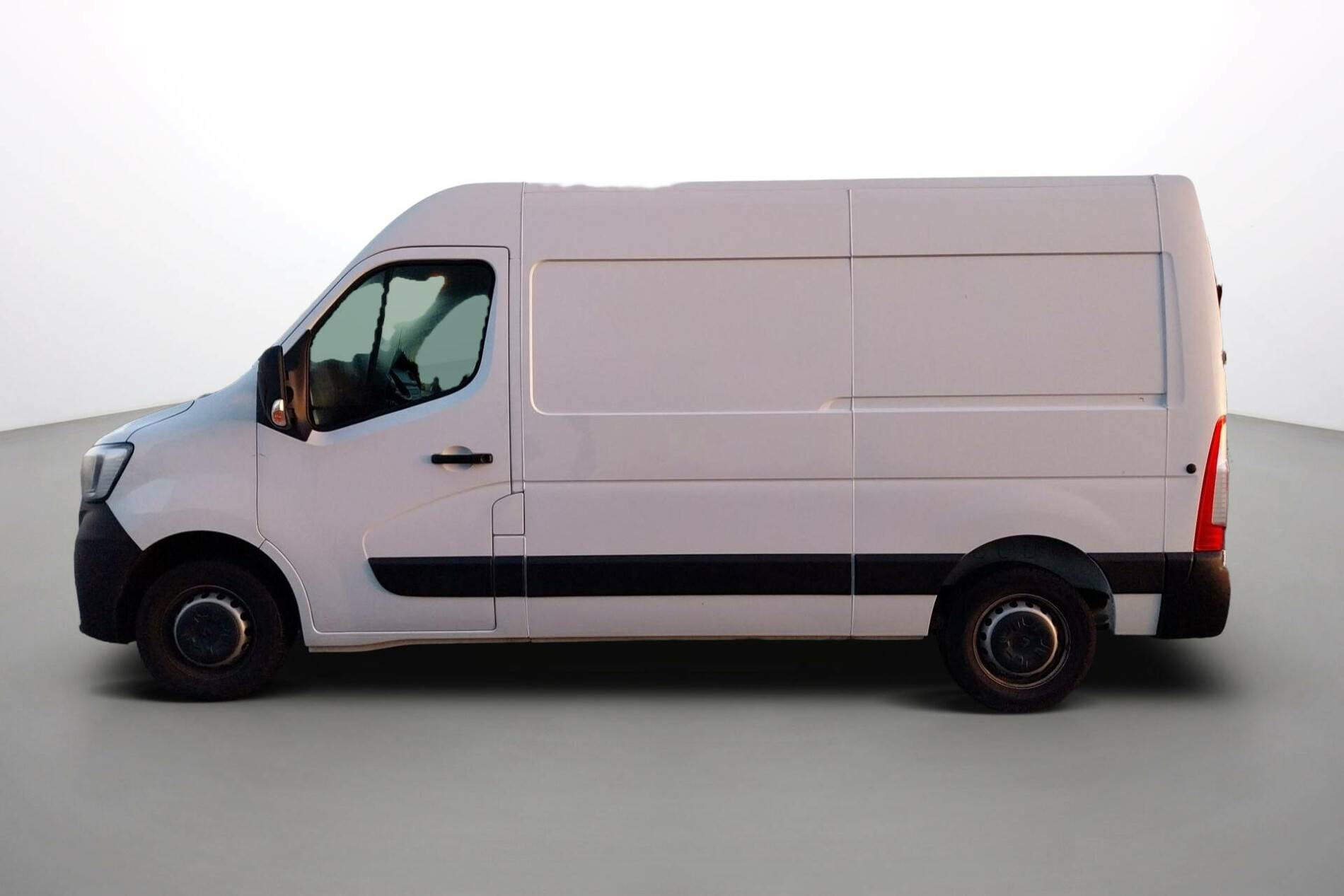 Vente en ligne Renault Master Fourgon MASTER FGN TRAC F3500 L2H2 BLUE DCI 150 au prix de 27 870 €