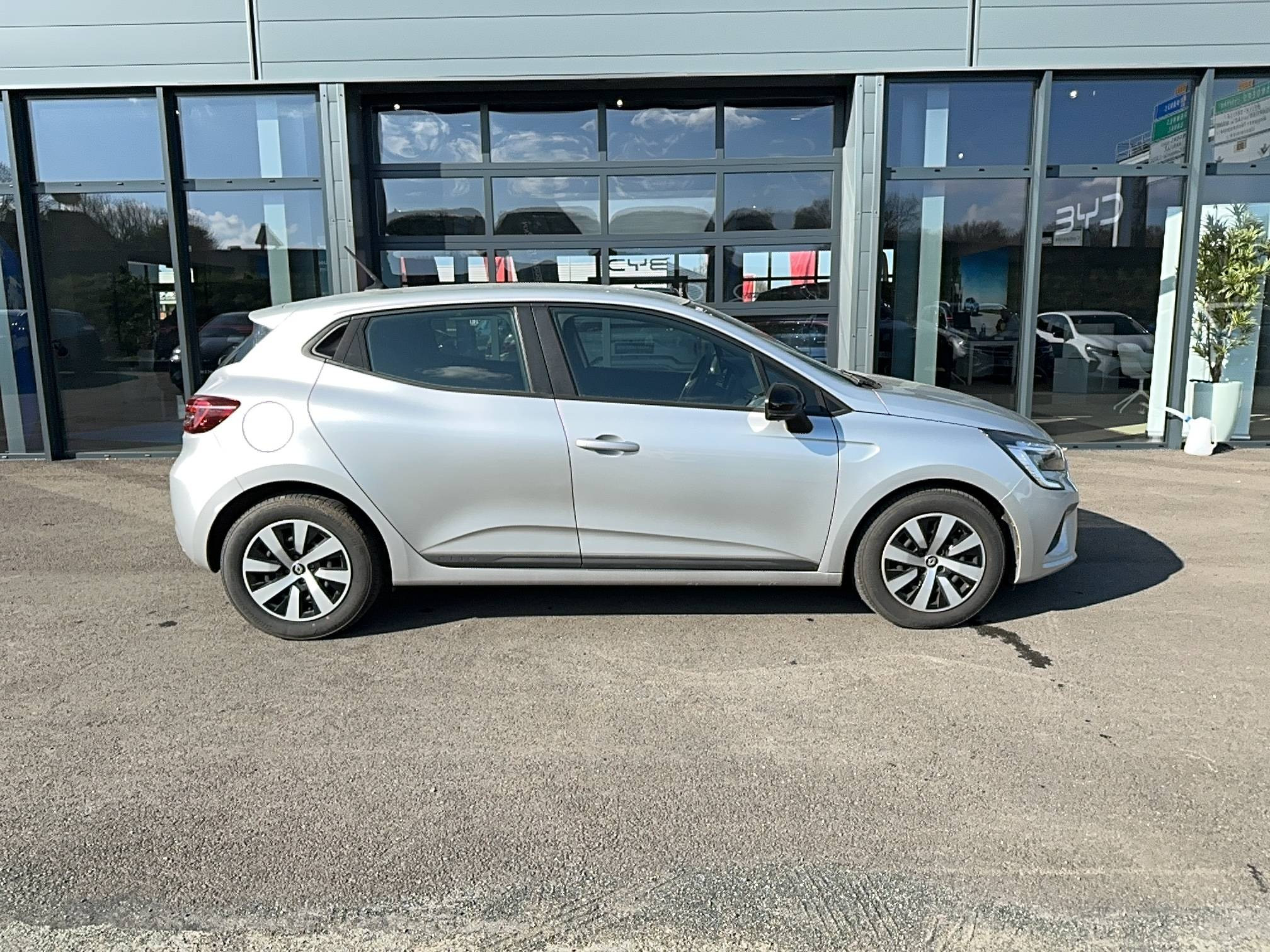 Vente en ligne Renault Clio 5 Clio TCe 90 au prix de 15 990 €