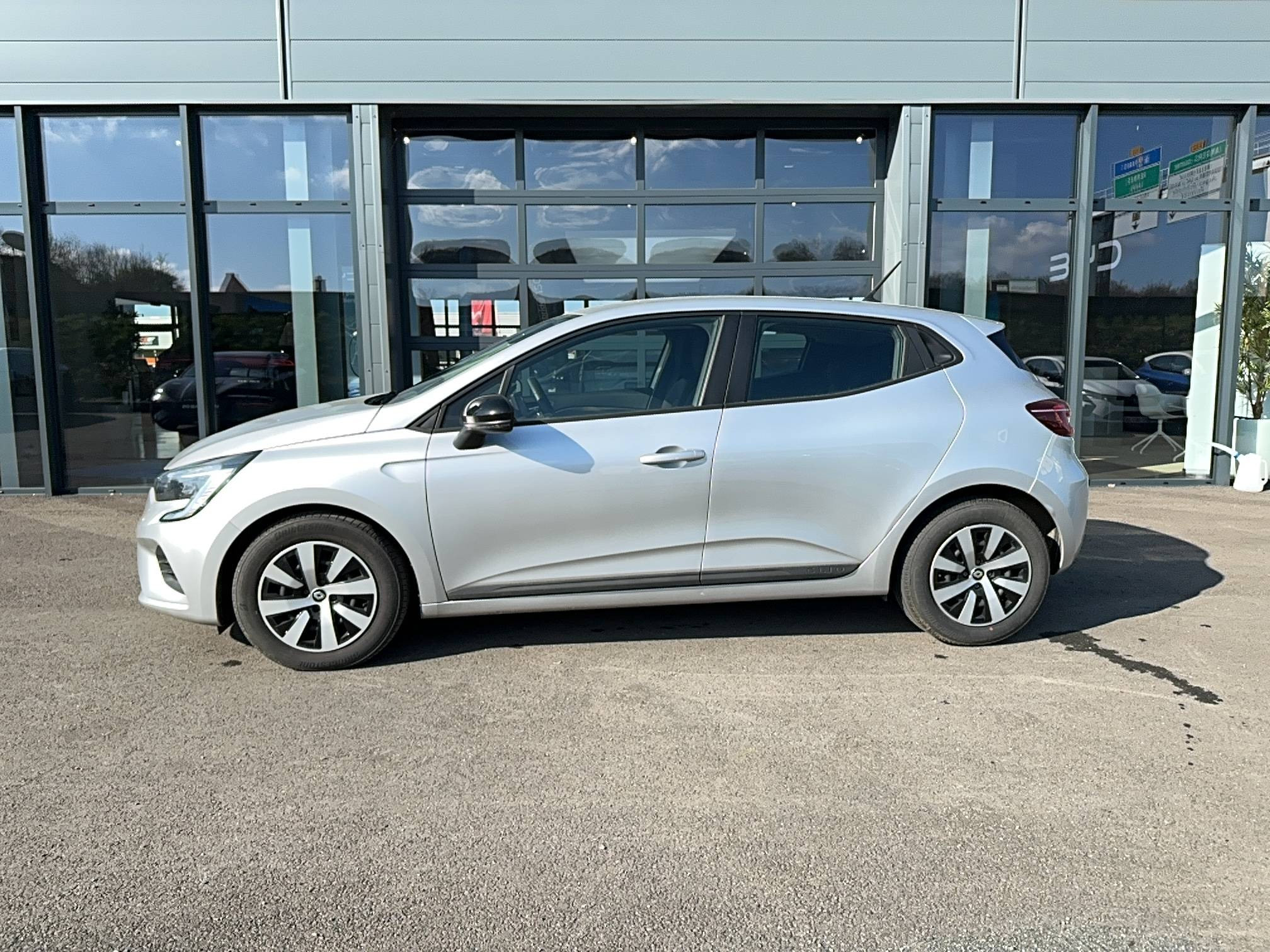 Vente en ligne Renault Clio 5 Clio TCe 90 au prix de 15 990 €