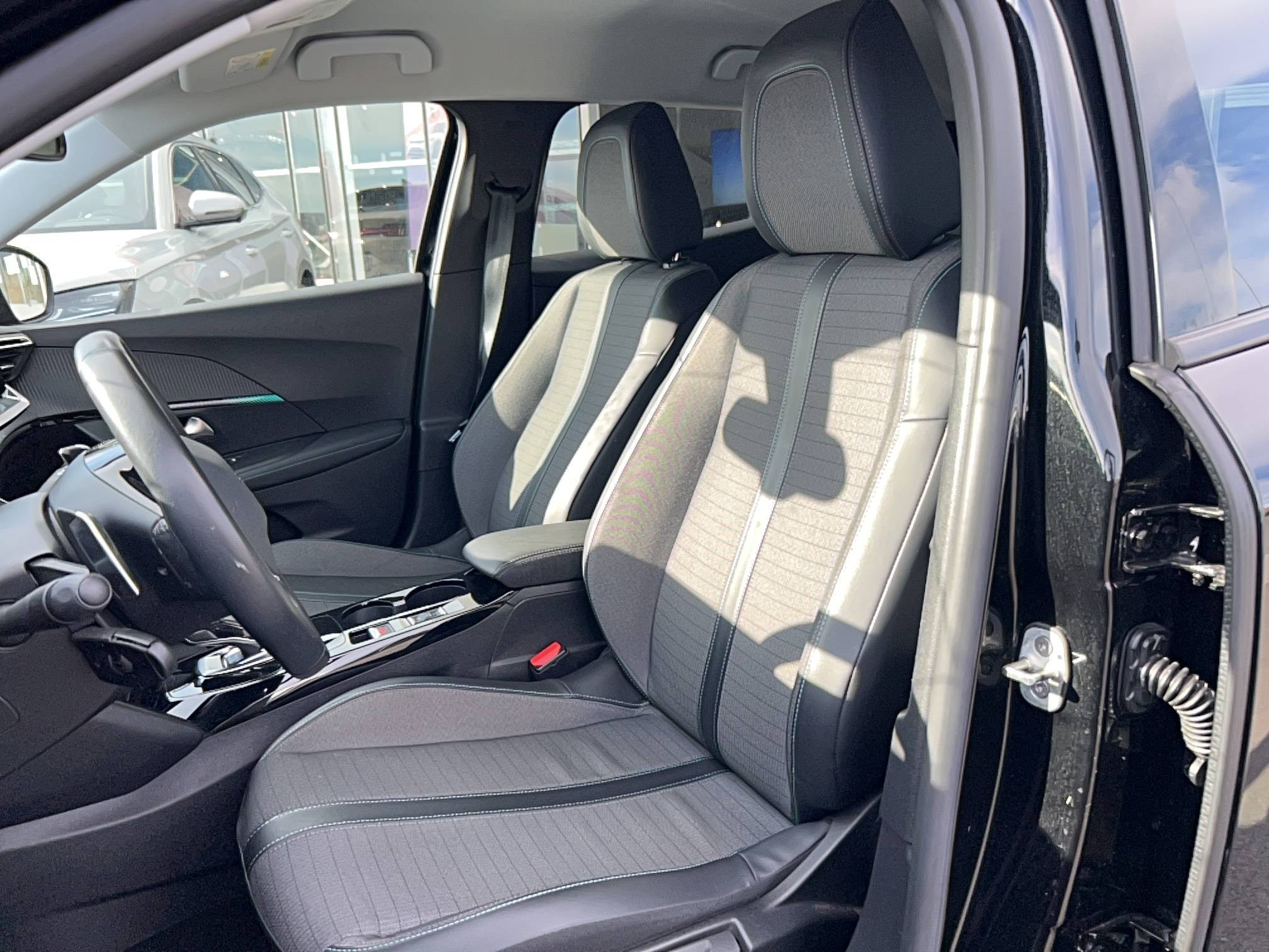 Vente en ligne Peugeot 2008  PureTech 130 S&S EAT8 au prix de 16 490 €