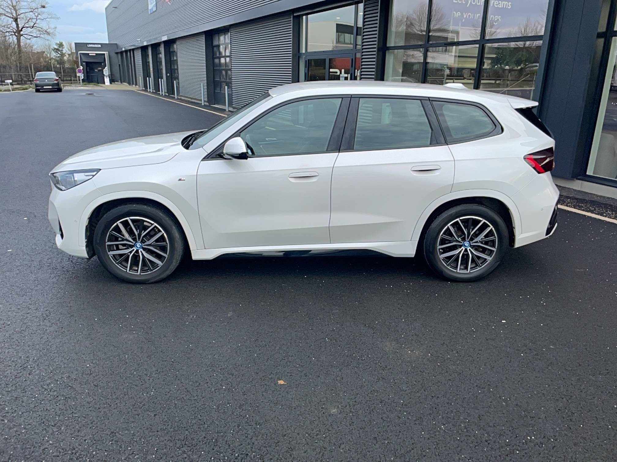 Vente en ligne Bmw iX iX1 eDrive20 204ch BVA au prix de 33 990 €