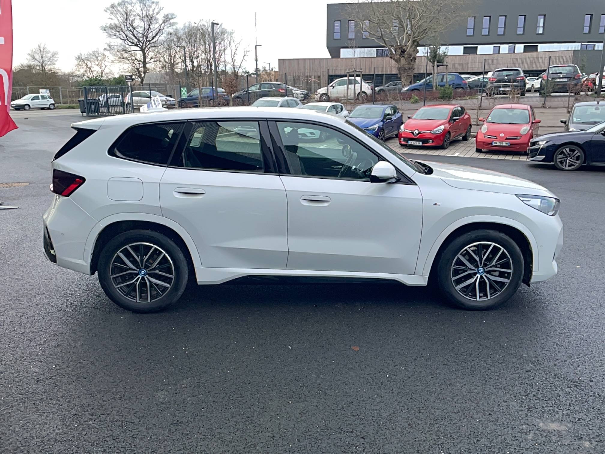 Vente en ligne Bmw iX iX1 eDrive20 204ch BVA au prix de 33 990 €
