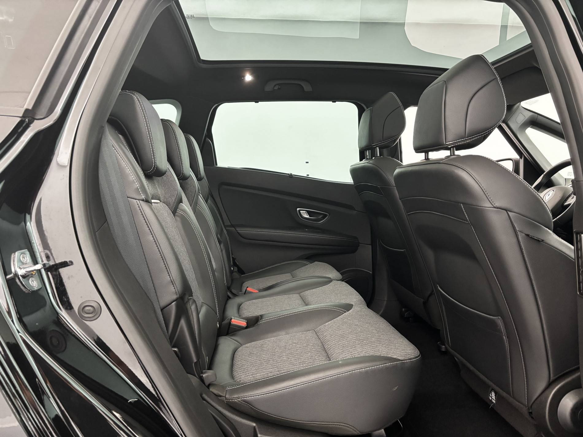 Vente en ligne Renault Grand Scenic 4 Grand Scenic TCe 140 EDC au prix de 22 390 €