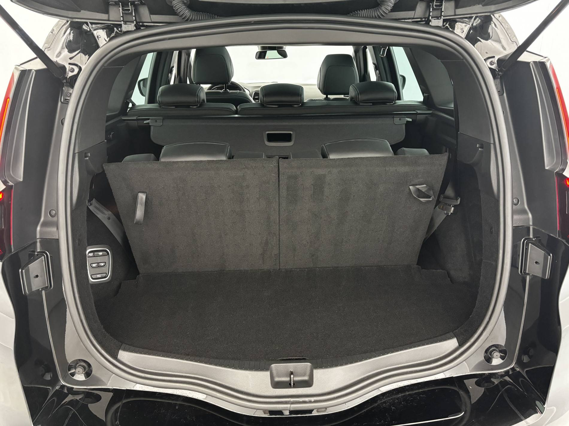 Vente en ligne Renault Grand Scenic 4 Grand Scenic TCe 140 EDC au prix de 22 390 €