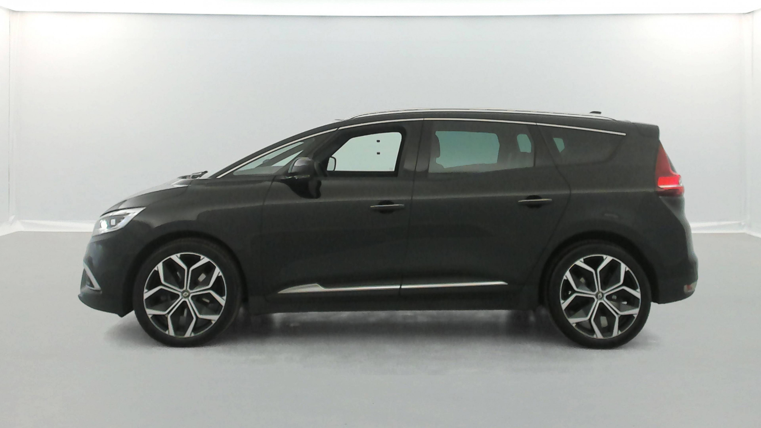 Vente en ligne Renault Grand Scenic 4 Grand Scenic TCe 140 EDC au prix de 22 390 €