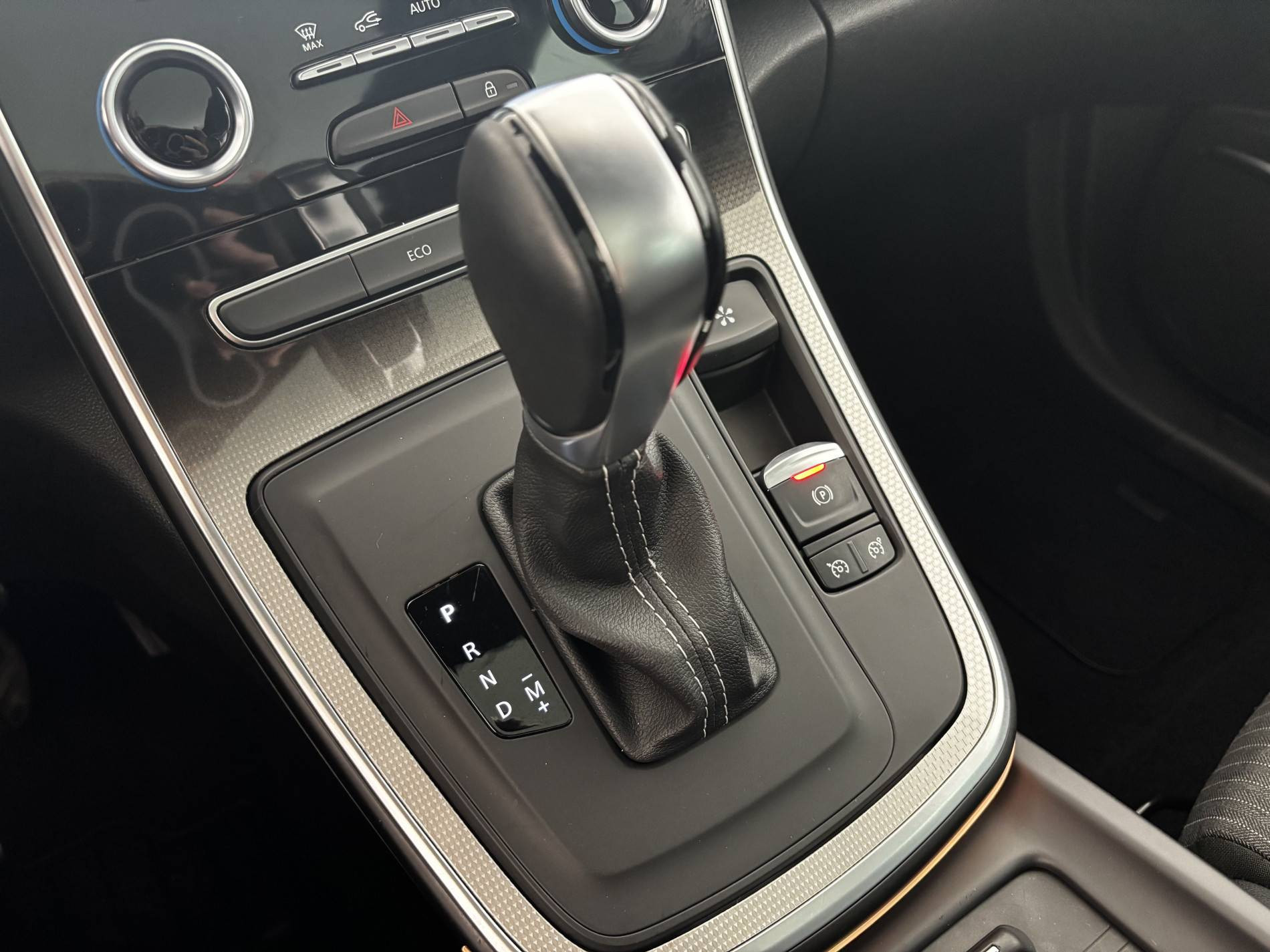 Vente en ligne Renault Grand Scenic 4 Grand Scenic TCe 140 EDC au prix de 22 390 €