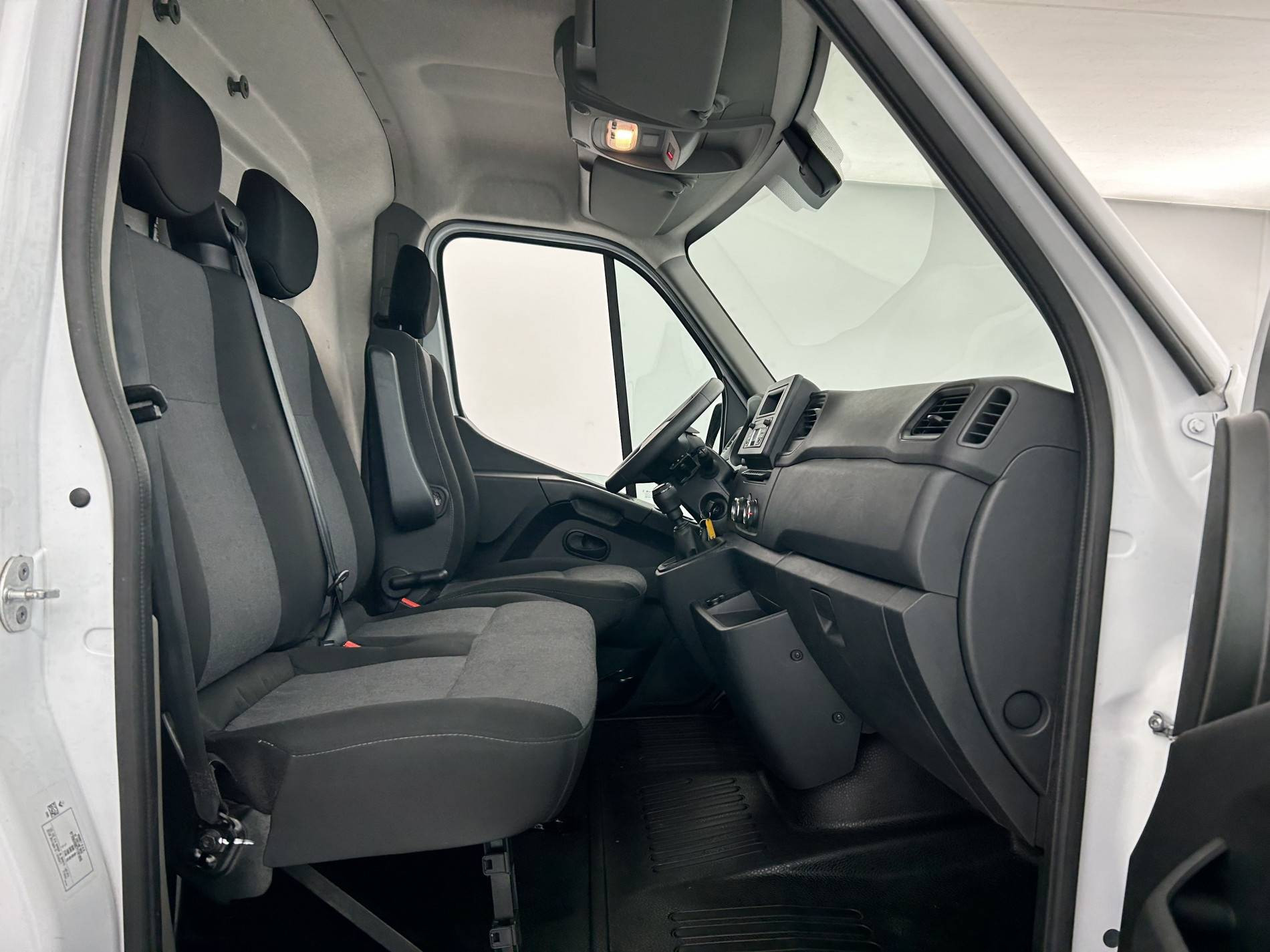 Vente en ligne Renault Master Fourgon MASTER FGN TRAC F3500 L2H2 BLUE DCI 135 au prix de 25 990 €