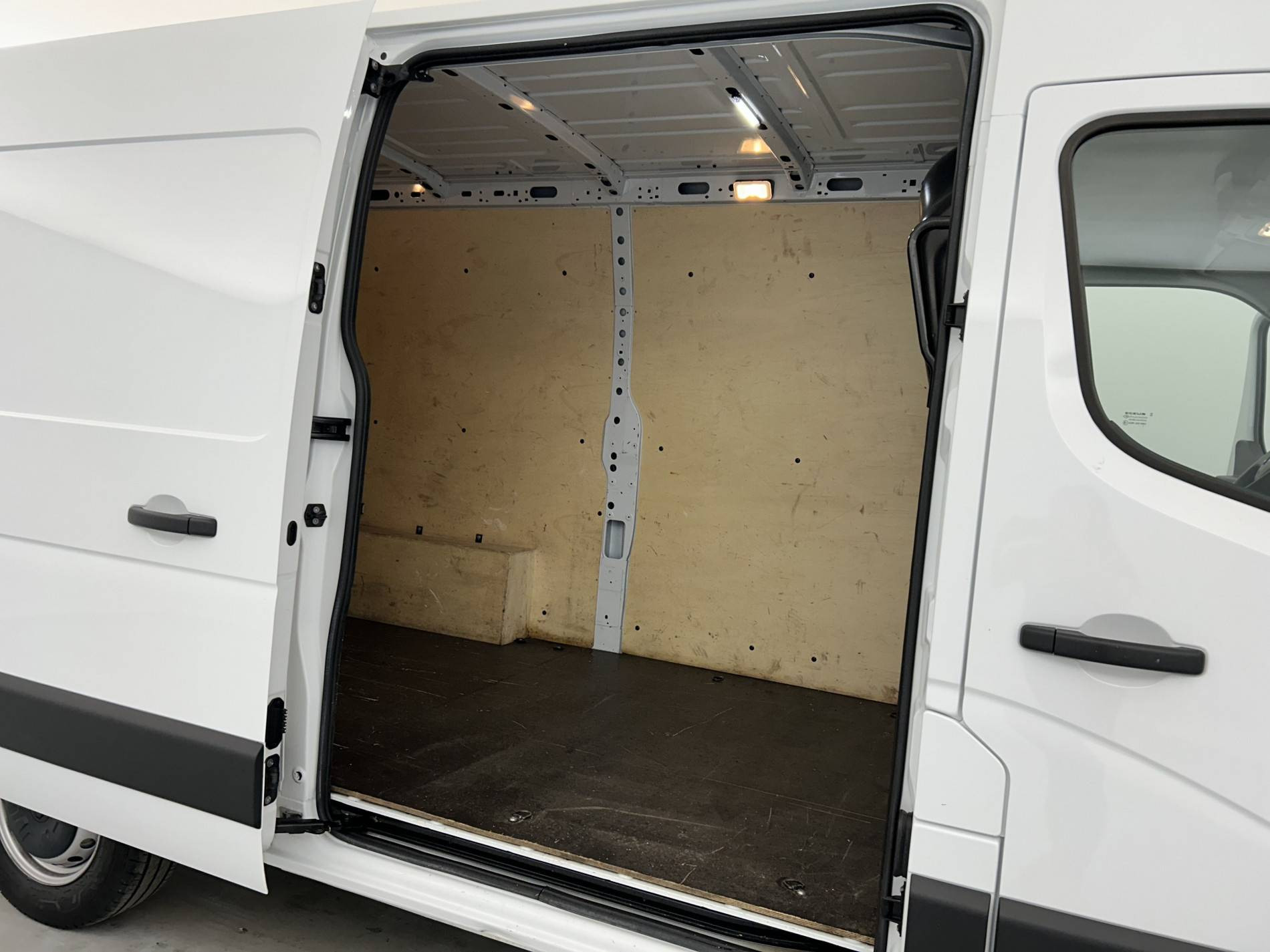 Vente en ligne Renault Master Fourgon MASTER FGN TRAC F3500 L2H2 BLUE DCI 135 au prix de 25 990 €