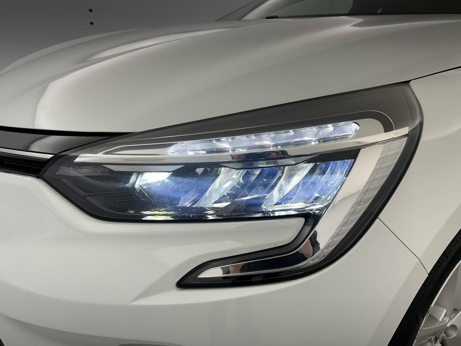 Vente en ligne Renault Clio 5 Clio E-Tech 140 - 21N au prix de 15 490 €