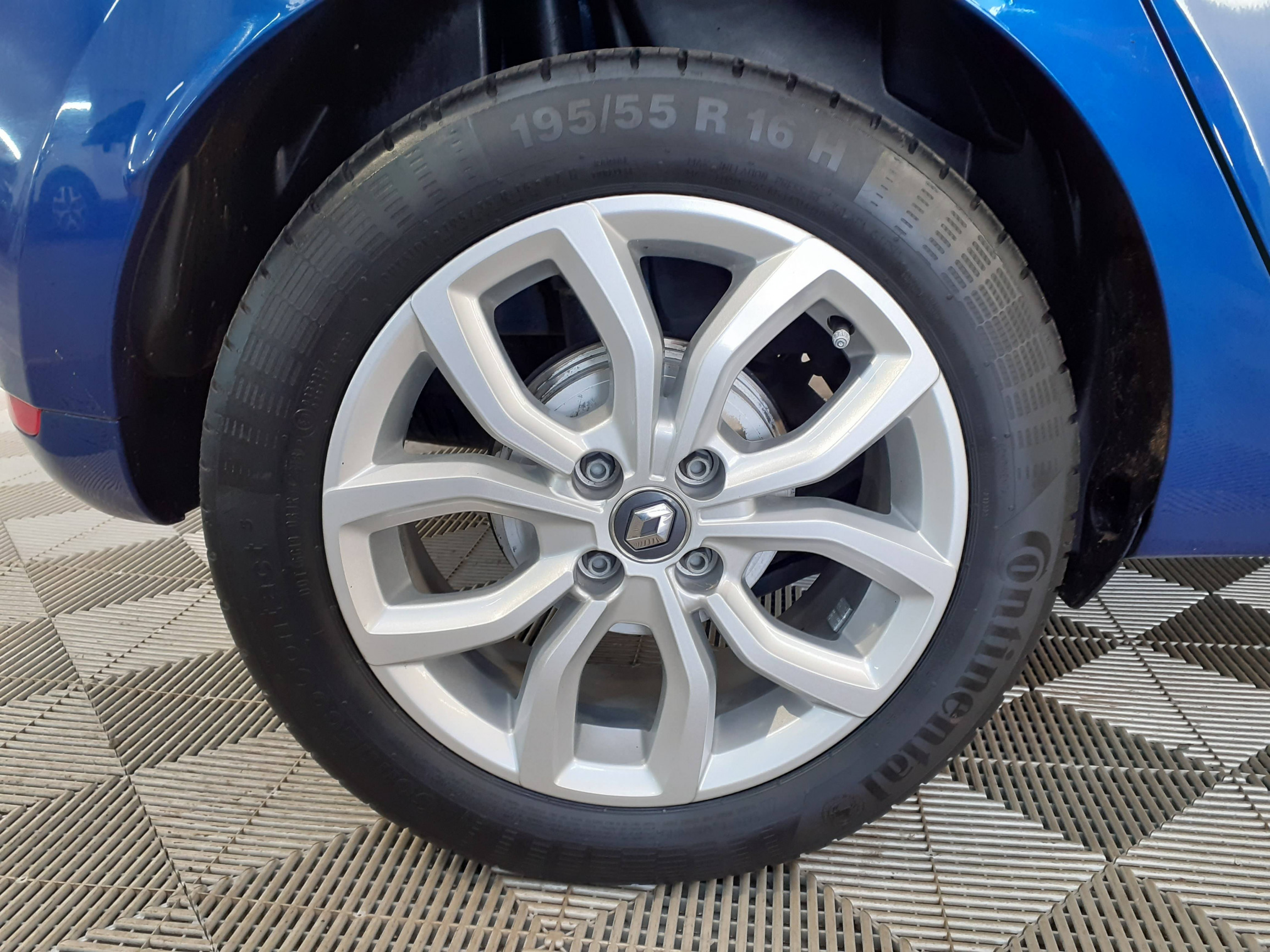 Vente en ligne Renault Clio 4 Clio TCe 90 E6C au prix de 10 690 €