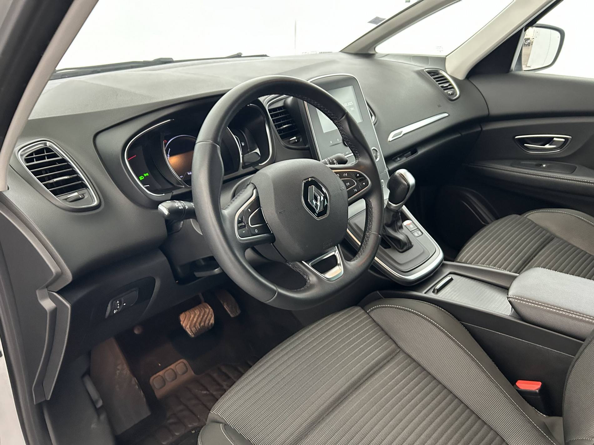 Vente en ligne Renault Grand Scenic 4 Grand Scenic Blue dCi 120 EDC au prix de 16 990 €