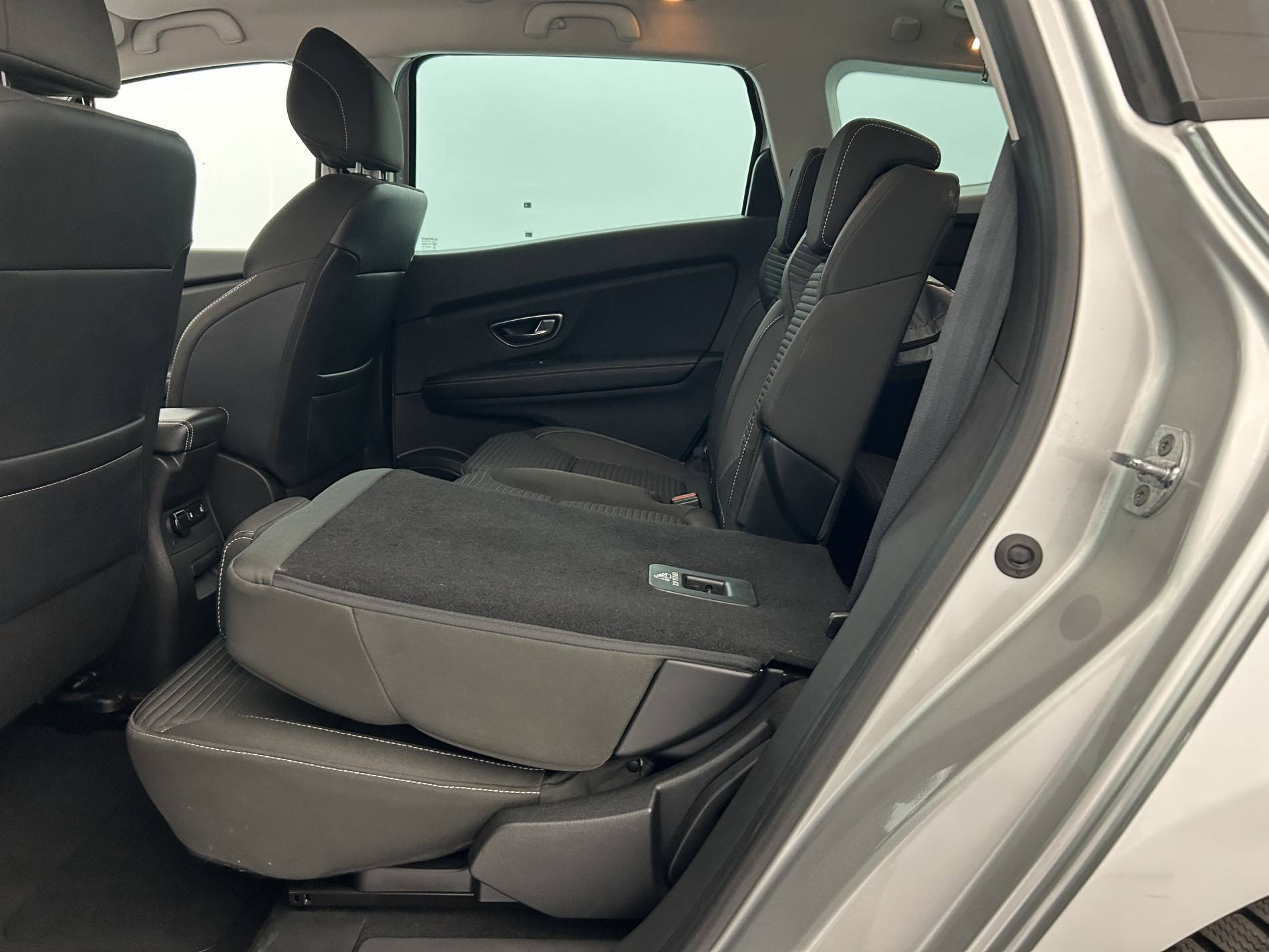 Vente en ligne Renault Grand Scenic 4 Grand Scenic Blue dCi 120 EDC au prix de 16 990 €