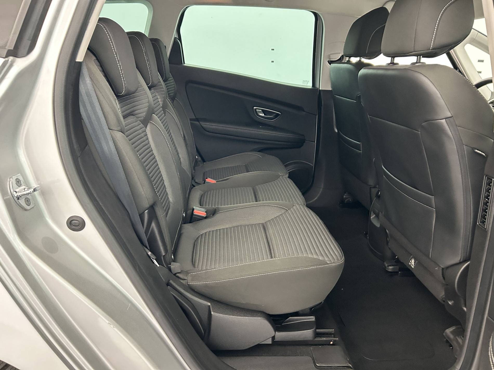 Vente en ligne Renault Grand Scenic 4 Grand Scenic Blue dCi 120 EDC au prix de 16 990 €