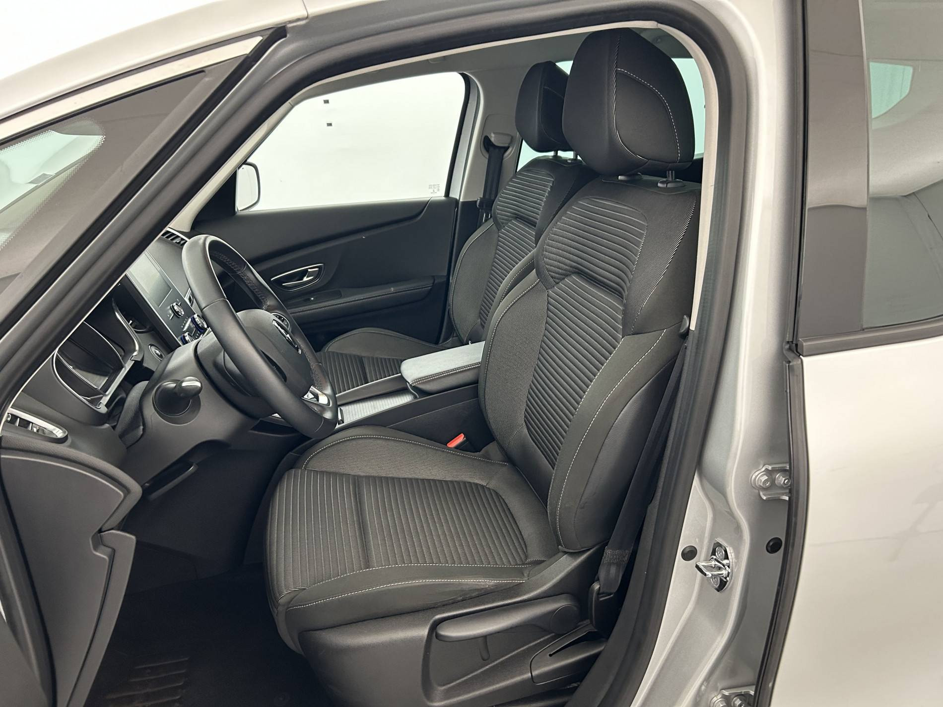 Vente en ligne Renault Grand Scenic 4 Grand Scenic Blue dCi 120 EDC au prix de 16 990 €