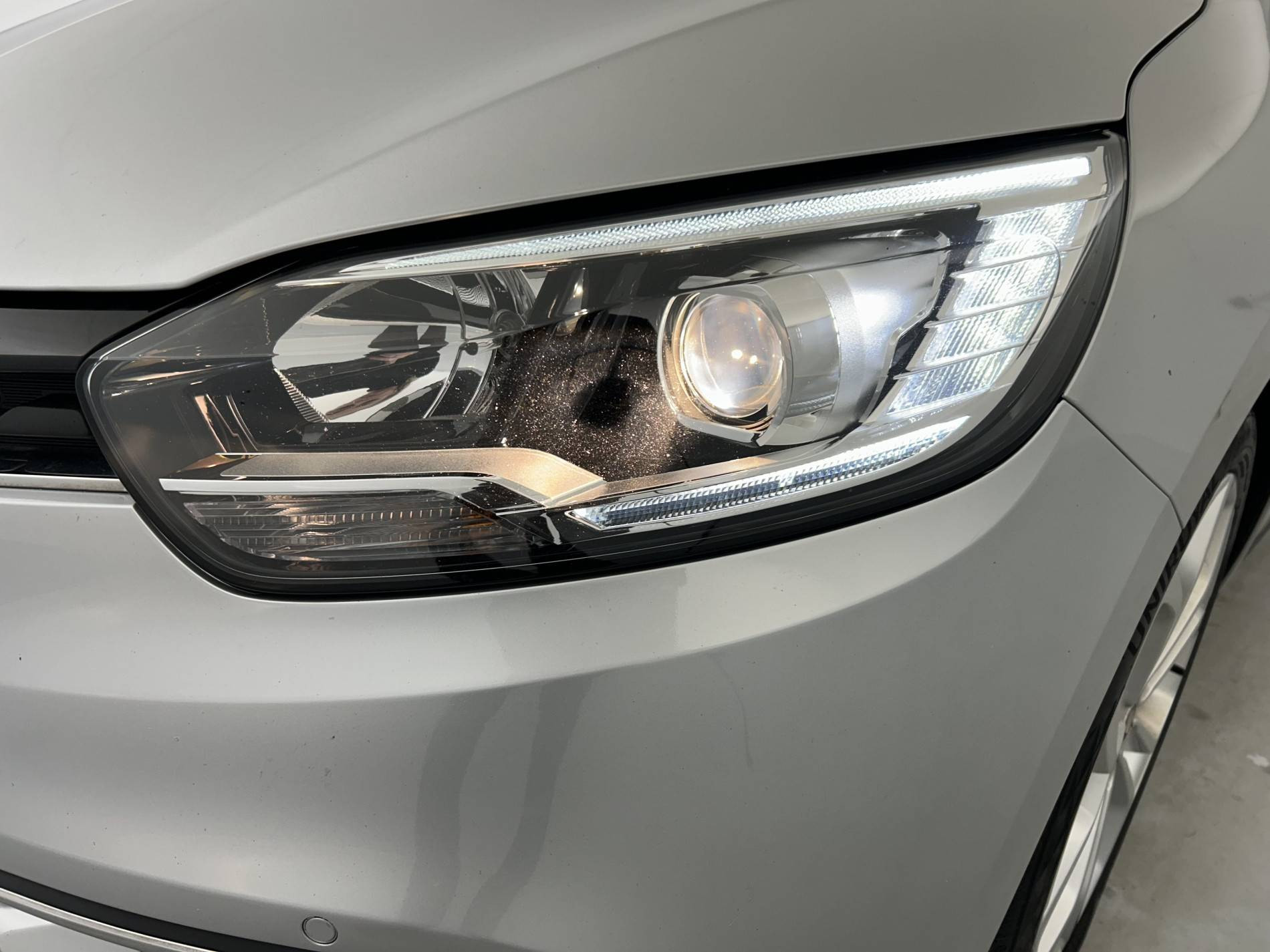 Vente en ligne Renault Grand Scenic 4 Grand Scenic Blue dCi 120 EDC au prix de 16 990 €