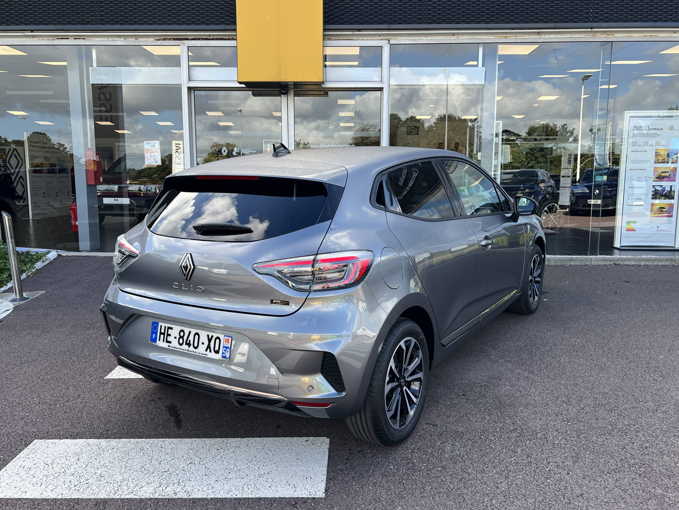 Vente en ligne Renault Clio 5 Clio E-Tech full hybrid 145 ch GSR2 au prix de 23 490 €