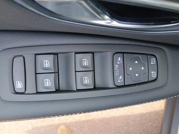 Vente en ligne Renault Scenic 4 Scenic TCe 140 FAP EDC au prix de 18 990 €