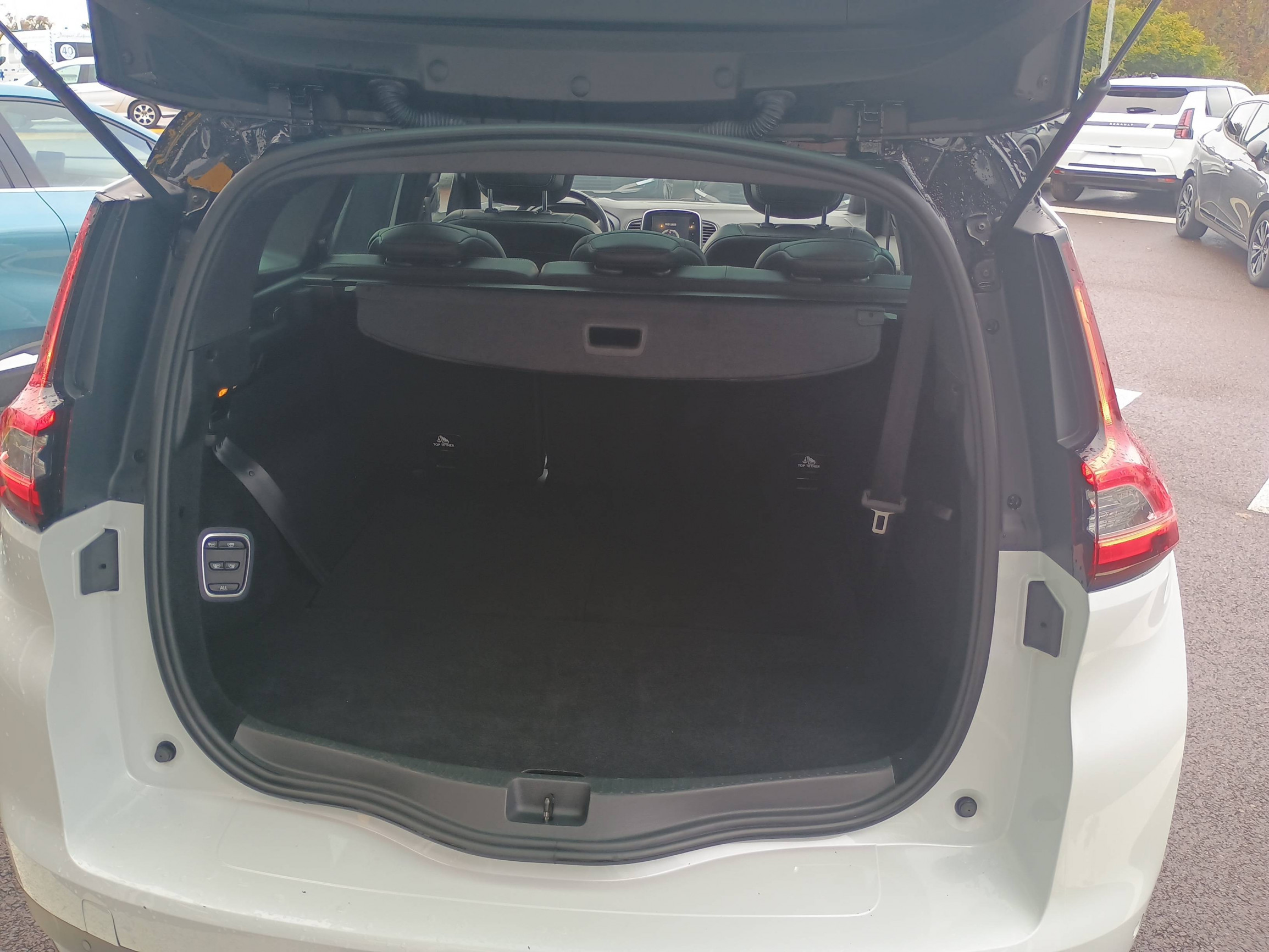 Vente en ligne Renault Grand Scenic 4 Grand Scenic TCe 160 EDC au prix de 25 790 €