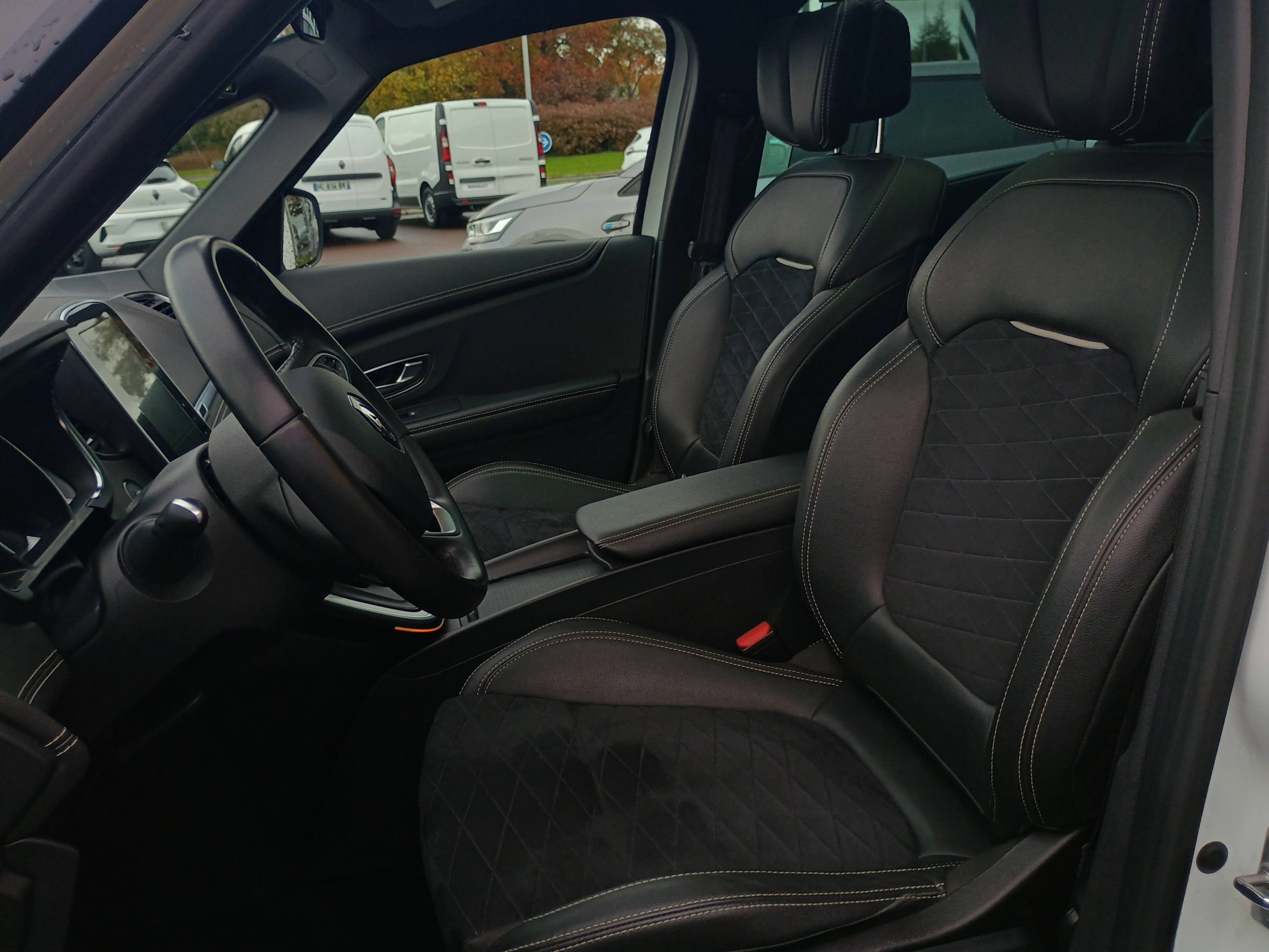 Vente en ligne Renault Grand Scenic 4 Grand Scenic TCe 160 EDC au prix de 25 790 €