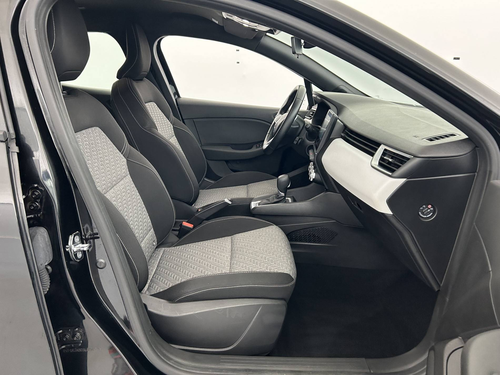 Vente en ligne Renault Clio 5 Clio E-Tech 140 - 21N au prix de 12 990 €