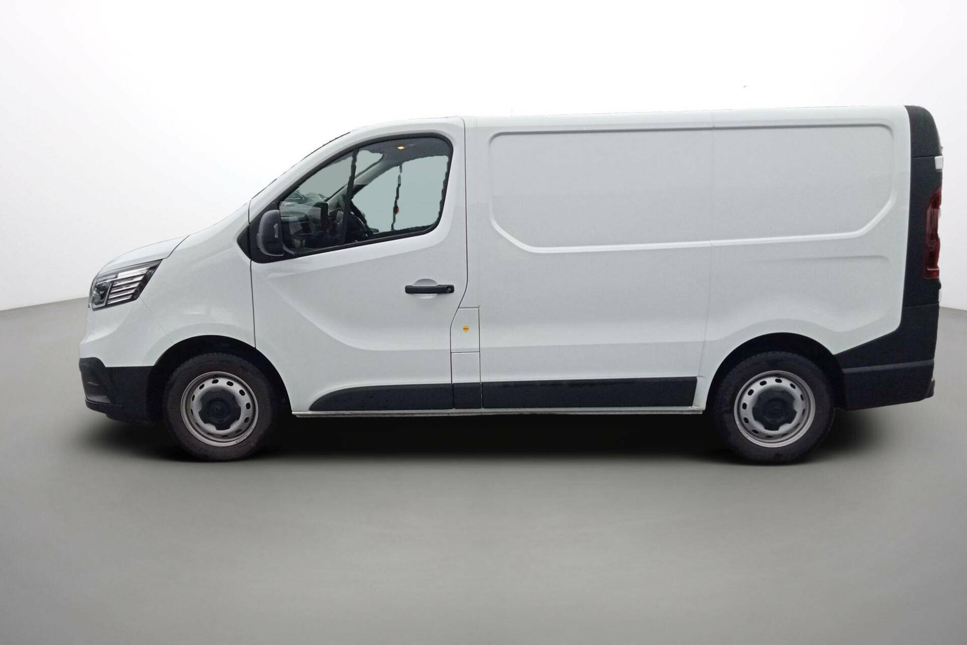 Vente en ligne Renault Trafic 3 Fourgon TRAFIC FGN L1H1 3T BLUE DCI 130 GSR2 au prix de 25 990 €