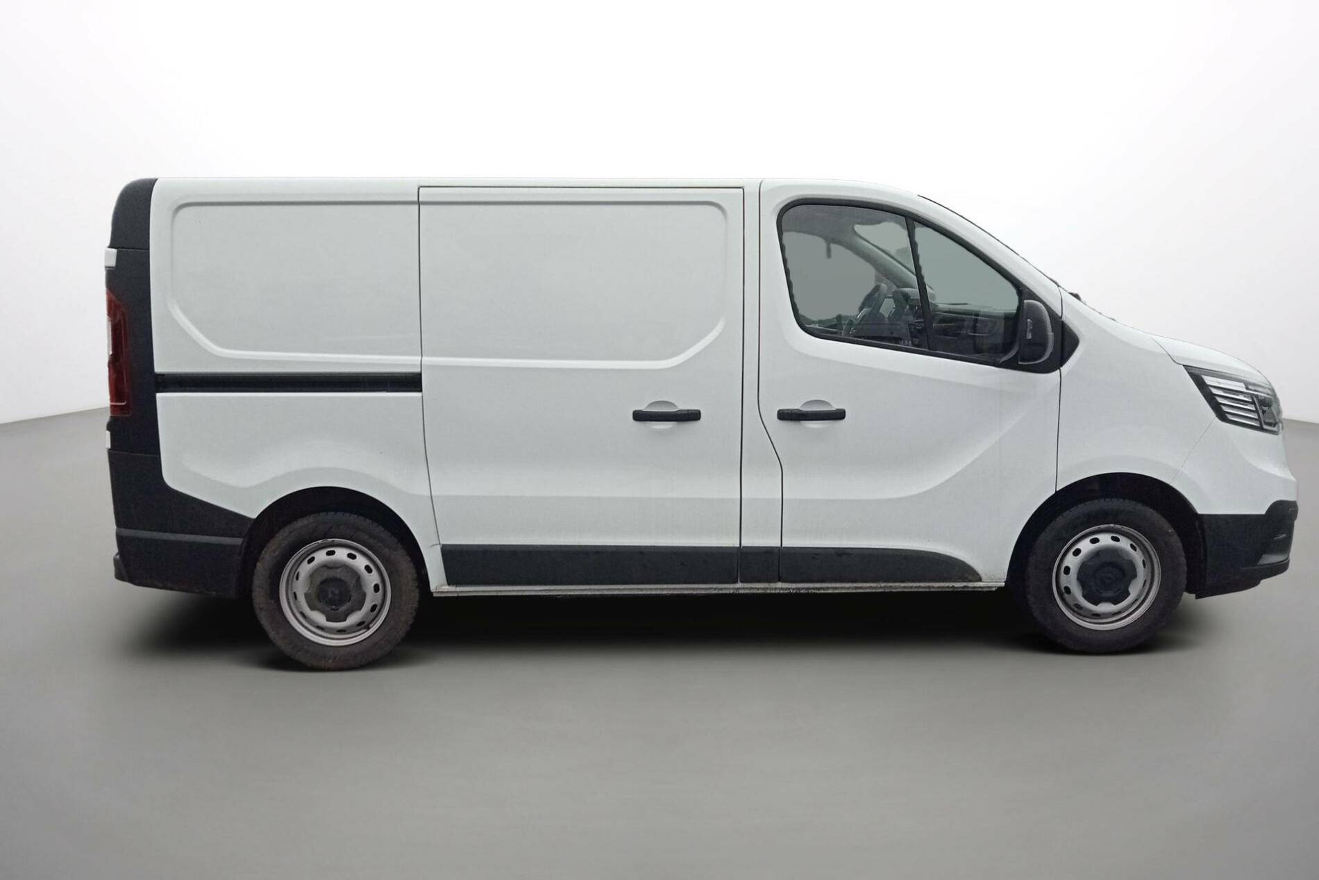 Vente en ligne Renault Trafic 3 Fourgon TRAFIC FGN L1H1 3T BLUE DCI 130 GSR2 au prix de 25 990 €