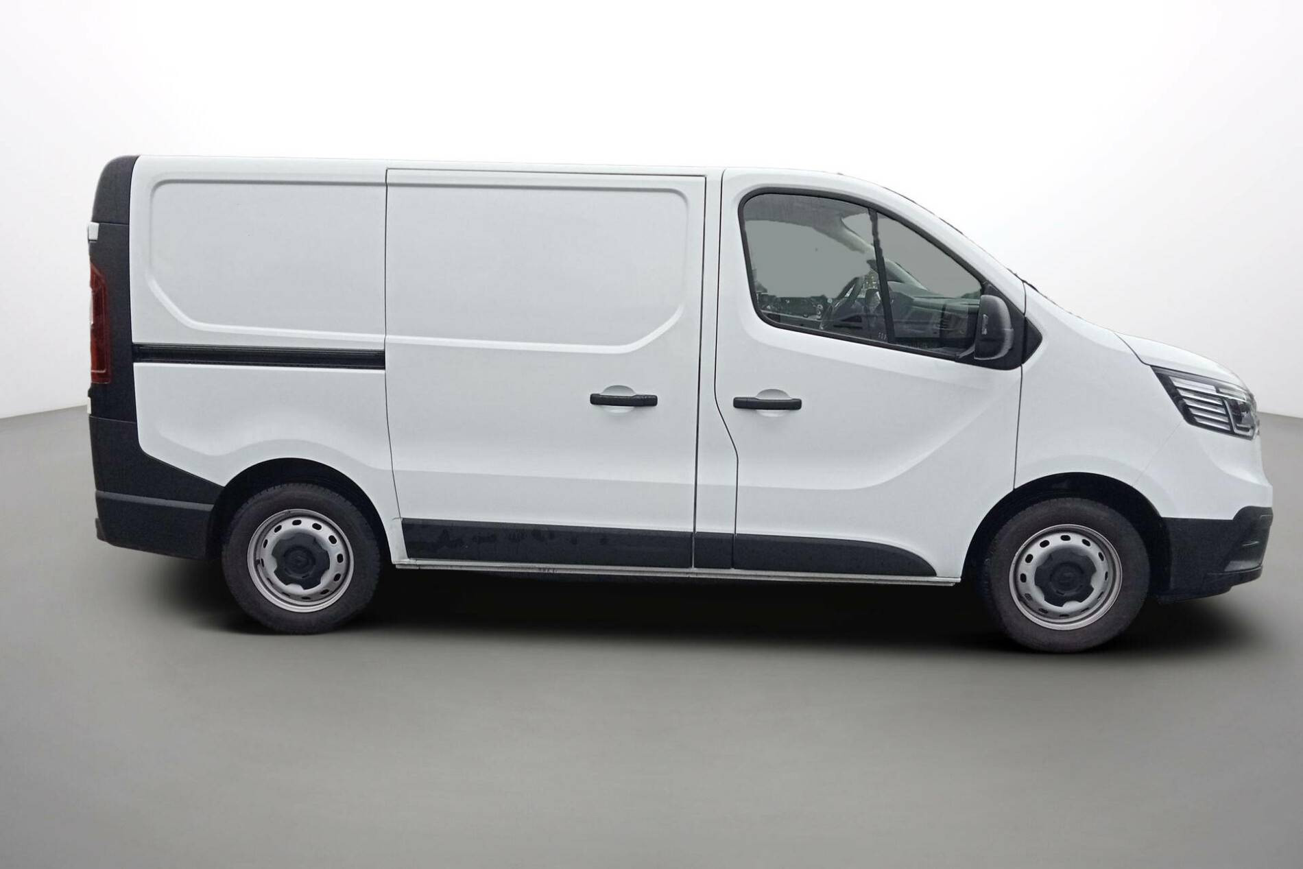 Vente en ligne Renault Trafic 3 Fourgon TRAFIC FGN L1H1 3T BLUE DCI 130 GSR2 au prix de 25 990 €