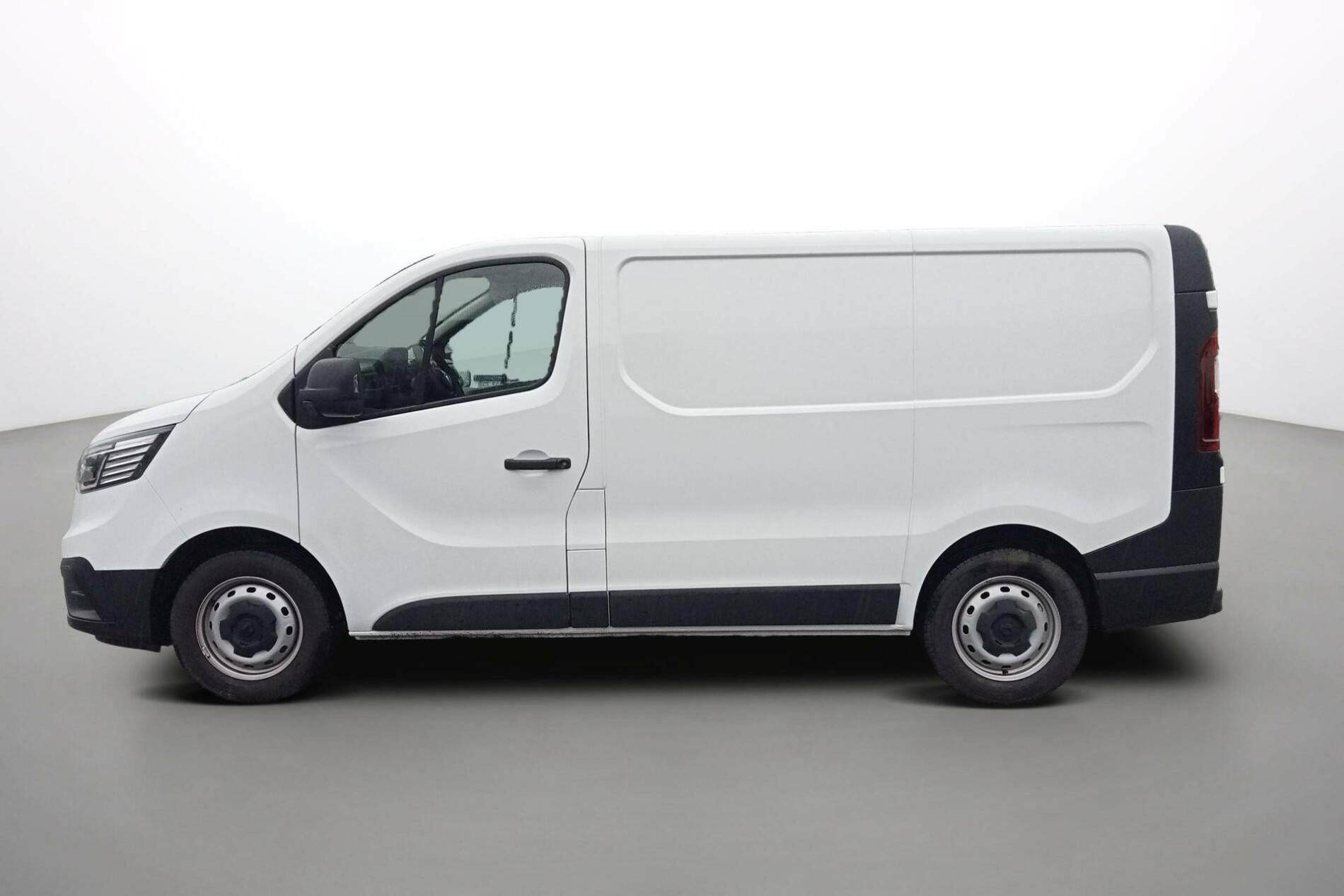 Vente en ligne Renault Trafic 3 Fourgon TRAFIC FGN L1H1 3T BLUE DCI 130 GSR2 au prix de 25 990 €