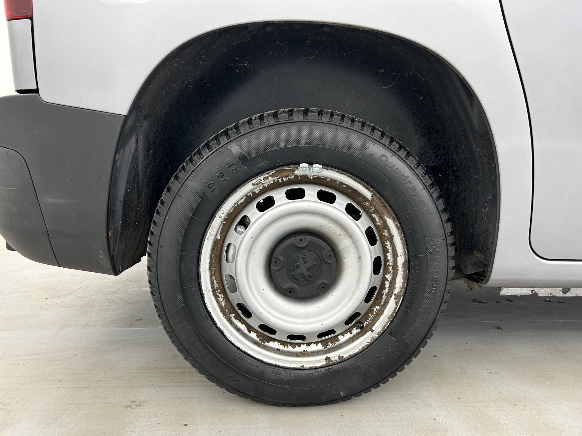 Vente en ligne Peugeot Partner Fourgon  STANDARD 650 KG BLUEHDI 100 S&S BVM5 au prix de 12 490 €