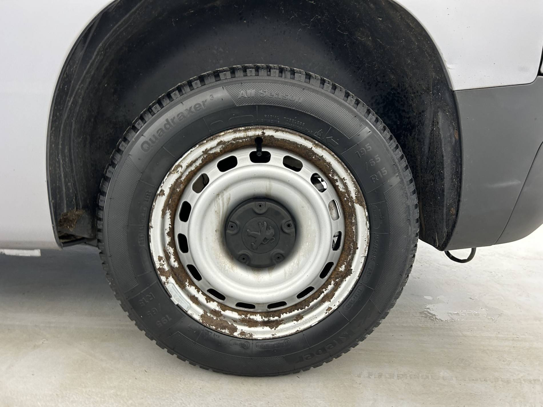 Vente en ligne Peugeot Partner Fourgon  STANDARD 650 KG BLUEHDI 100 S&S BVM5 au prix de 12 490 €