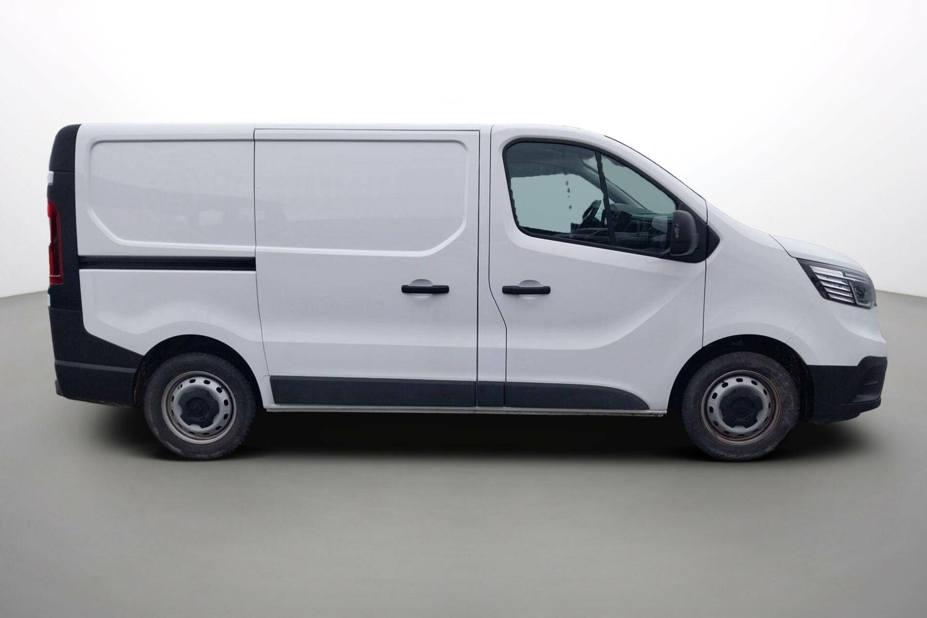 Vente en ligne Renault Trafic 3 Fourgon TRAFIC FG BLUE DCI 130 L1H1 3T GSR2 au prix de 25 990 €