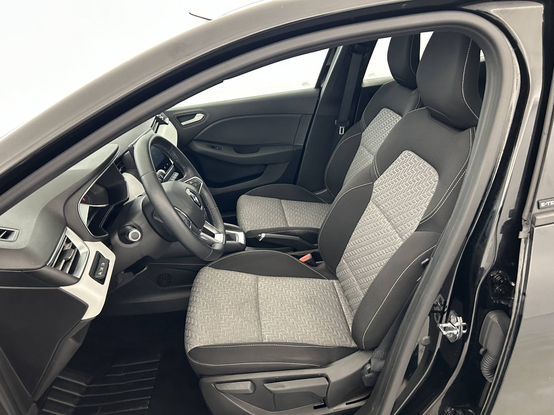 Vente en ligne Renault Clio 5 Clio E-Tech 140 au prix de 16 790 €