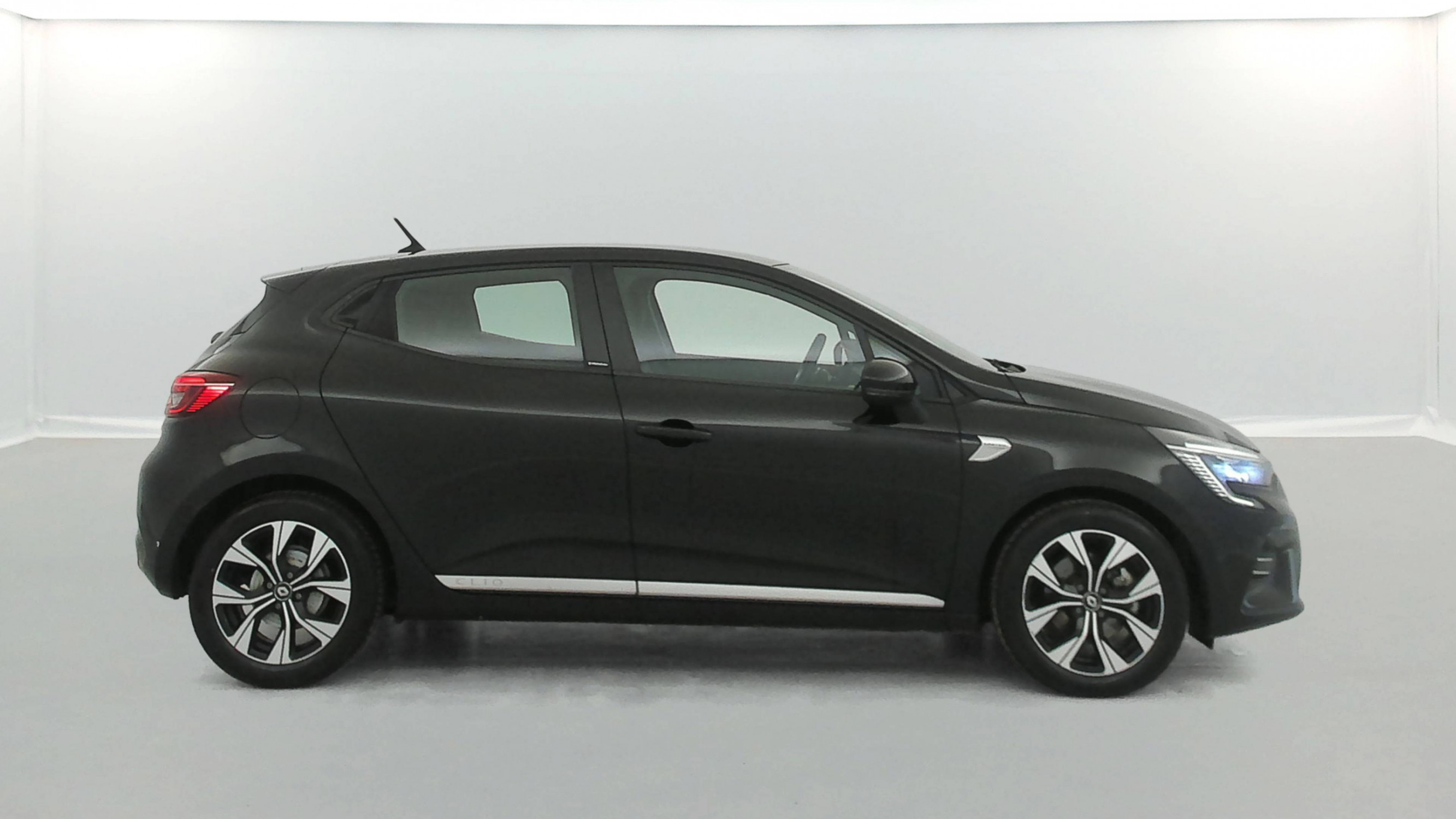 Vente en ligne Renault Clio 5 Clio E-Tech 140 au prix de 16 790 €