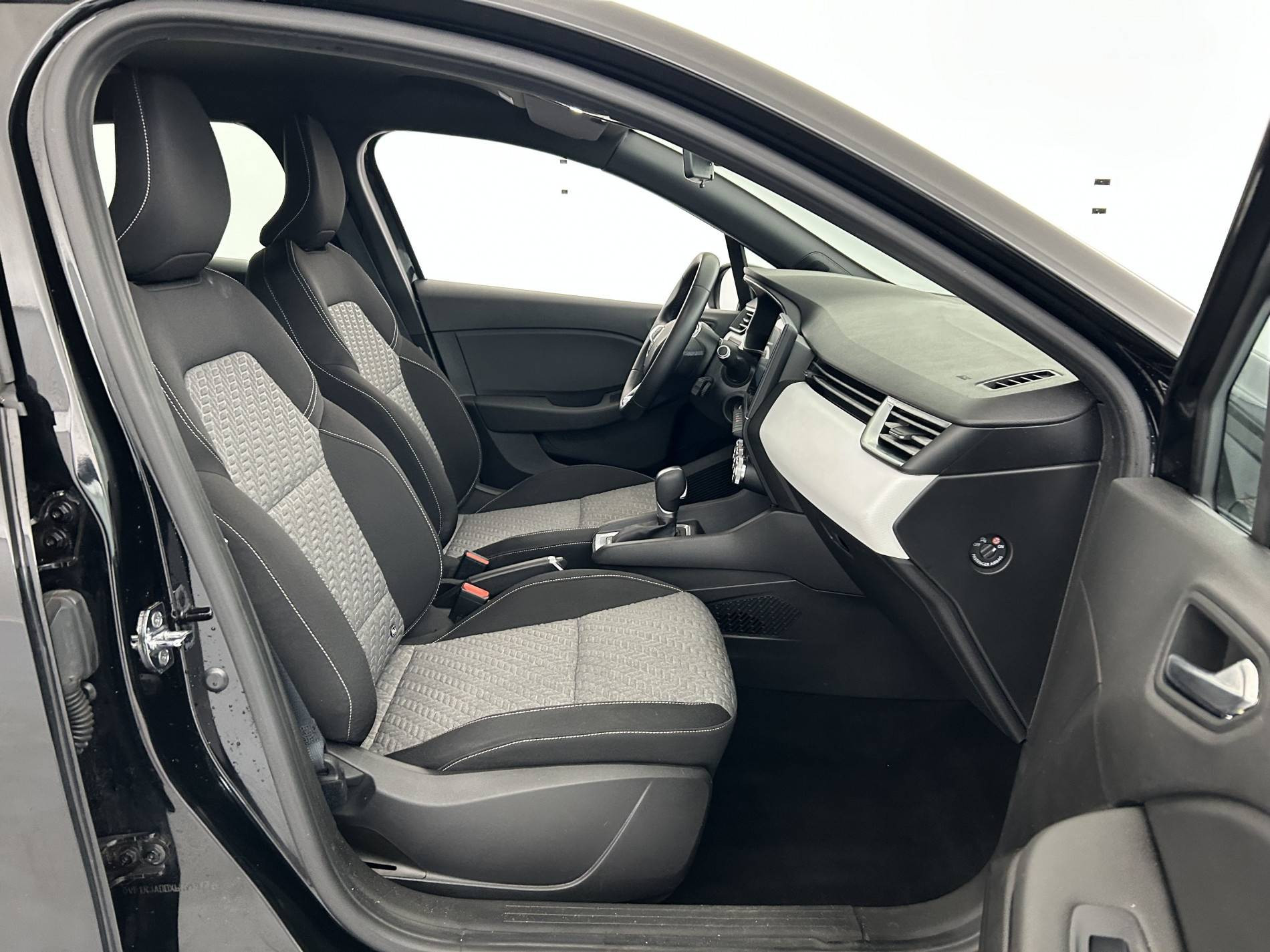 Vente en ligne Renault Clio 5 Clio E-Tech 140 au prix de 16 790 €