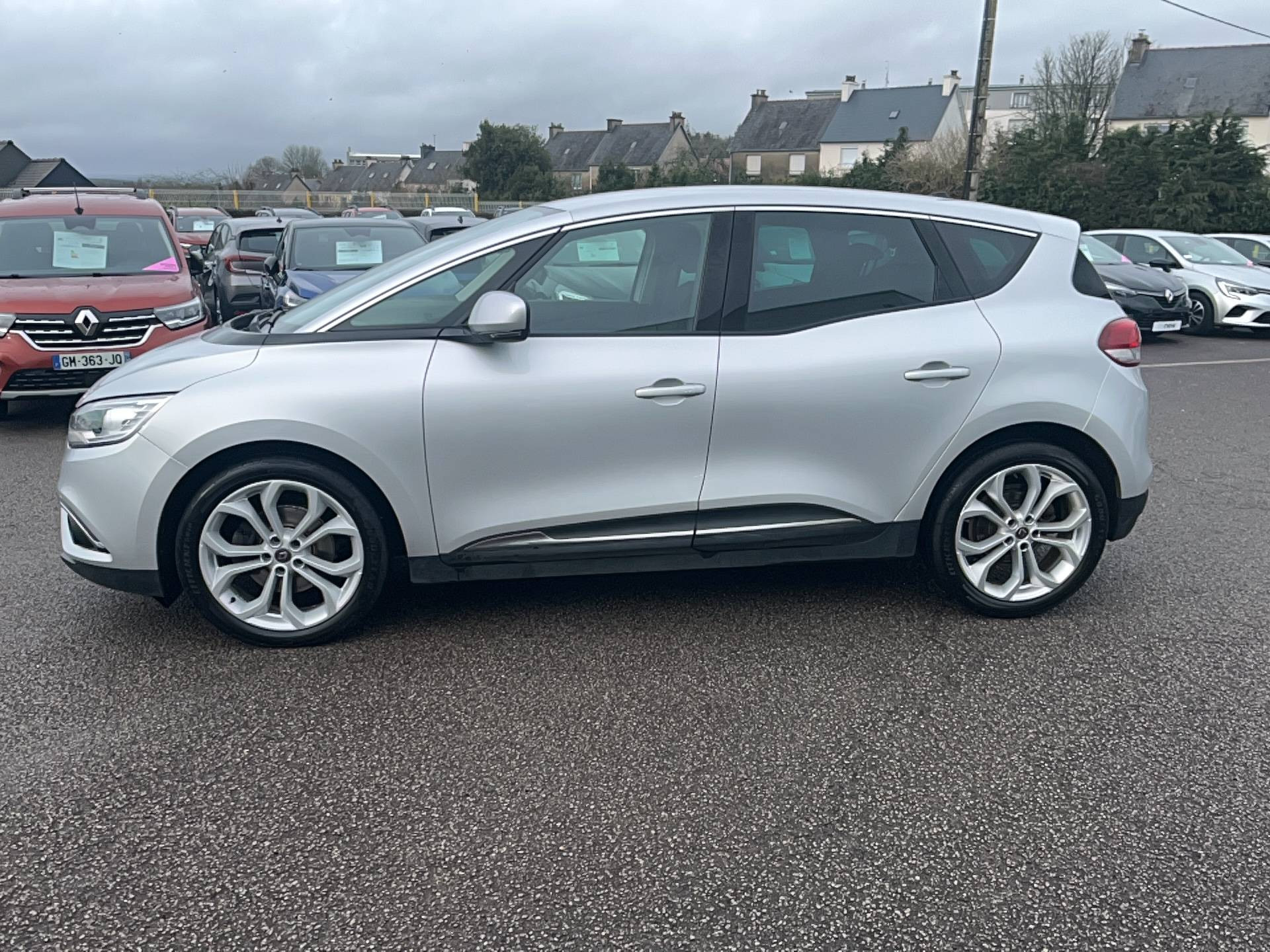 Vente en ligne Renault Scenic 4 Scenic Blue dCi 120 au prix de 15 990 €