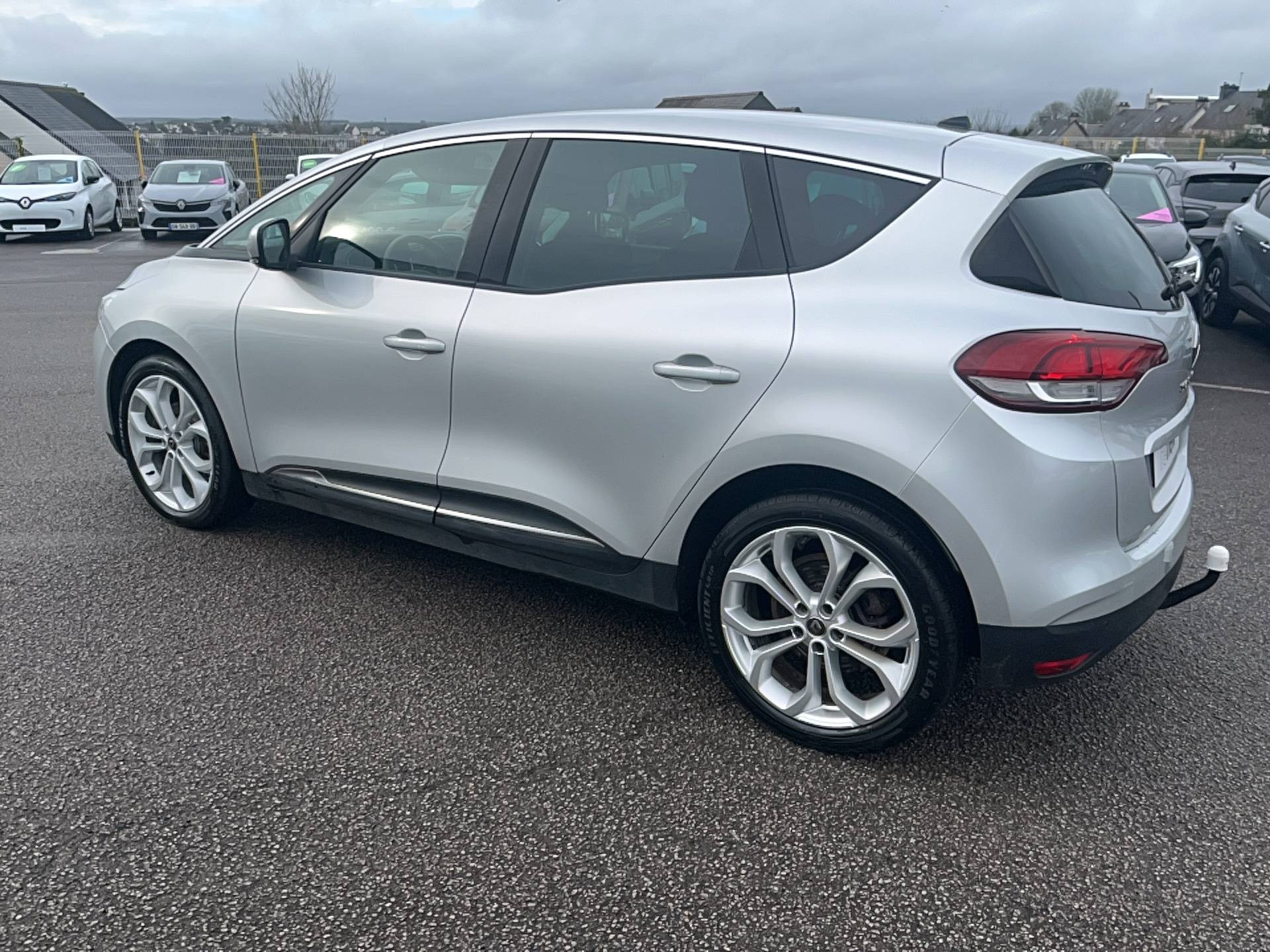 Vente en ligne Renault Scenic 4 Scenic Blue dCi 120 au prix de 15 990 €