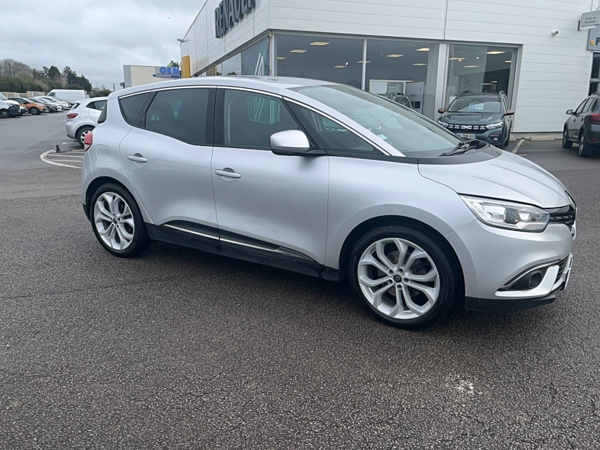 Vente en ligne Renault Scenic 4 Scenic Blue dCi 120 au prix de 15 990 €