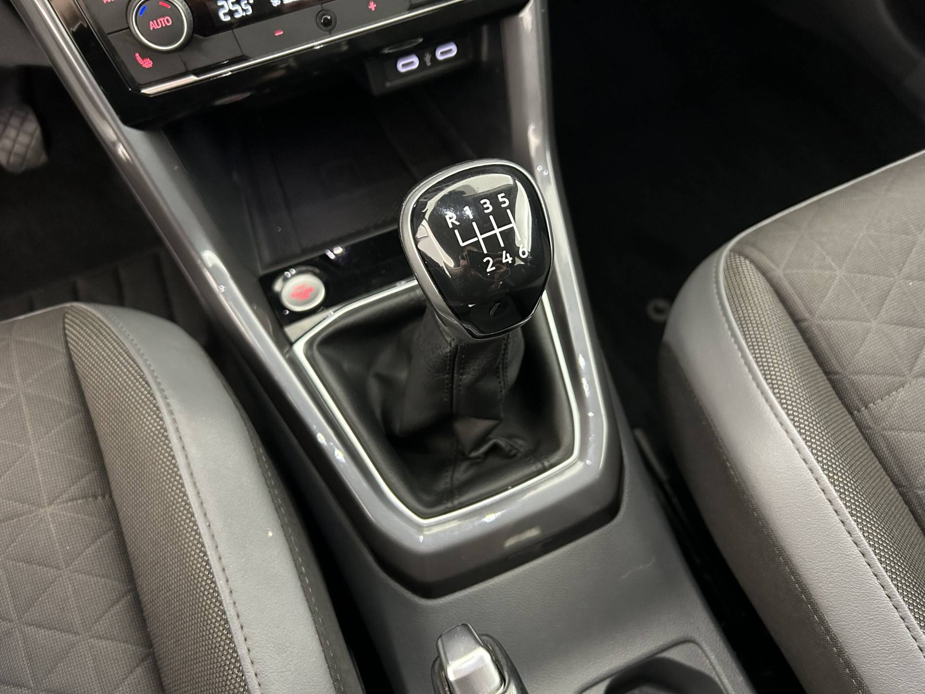 Vente en ligne Volkswagen T-Cross  1.0 TSI 110 Start/Stop BVM6 au prix de 17 990 €